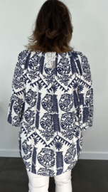 Blouse Athene met flared mouw en elastiek in de halslijn donker blauw