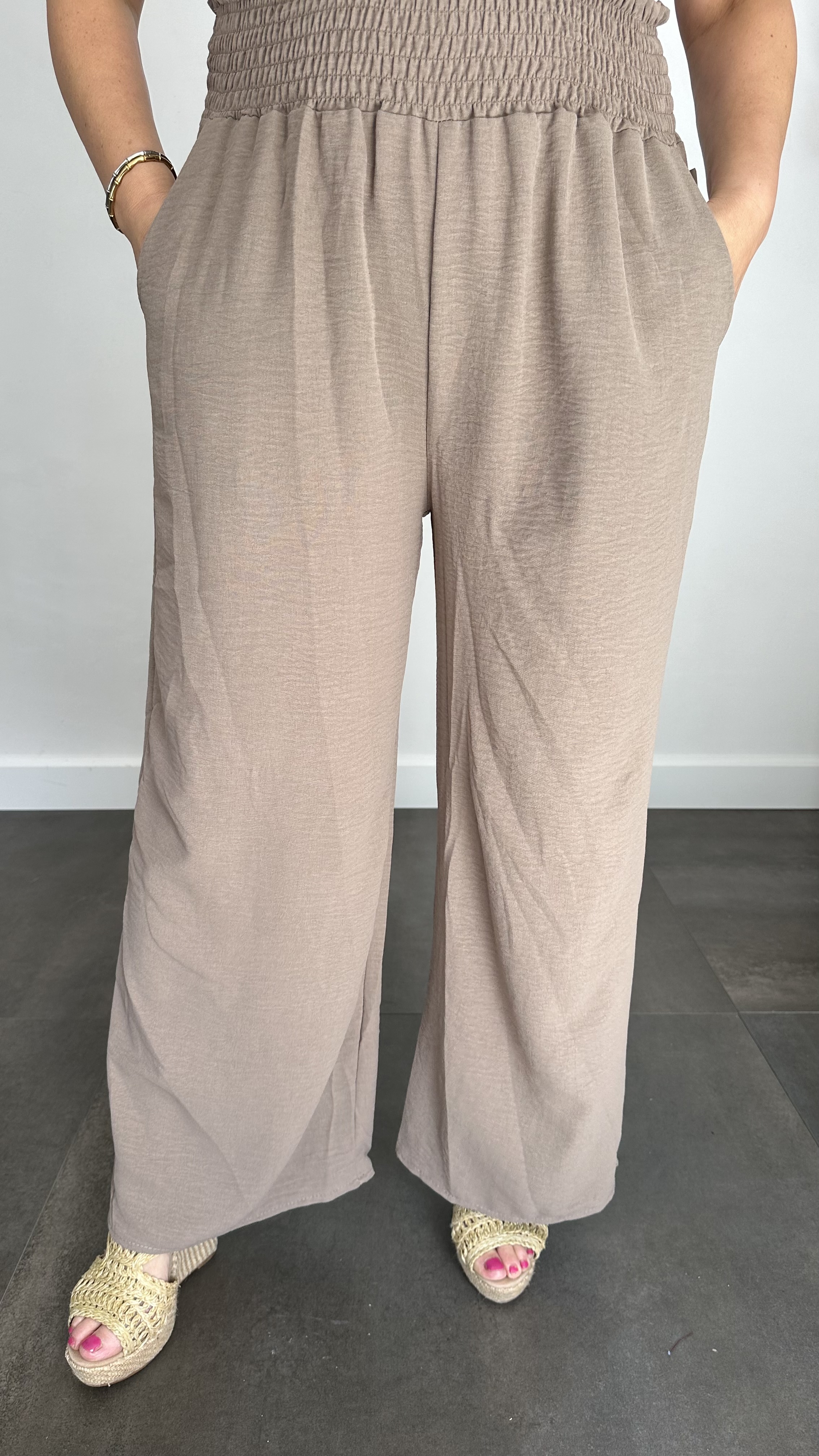 Crepe broek met gesmokte tailleband taupe
