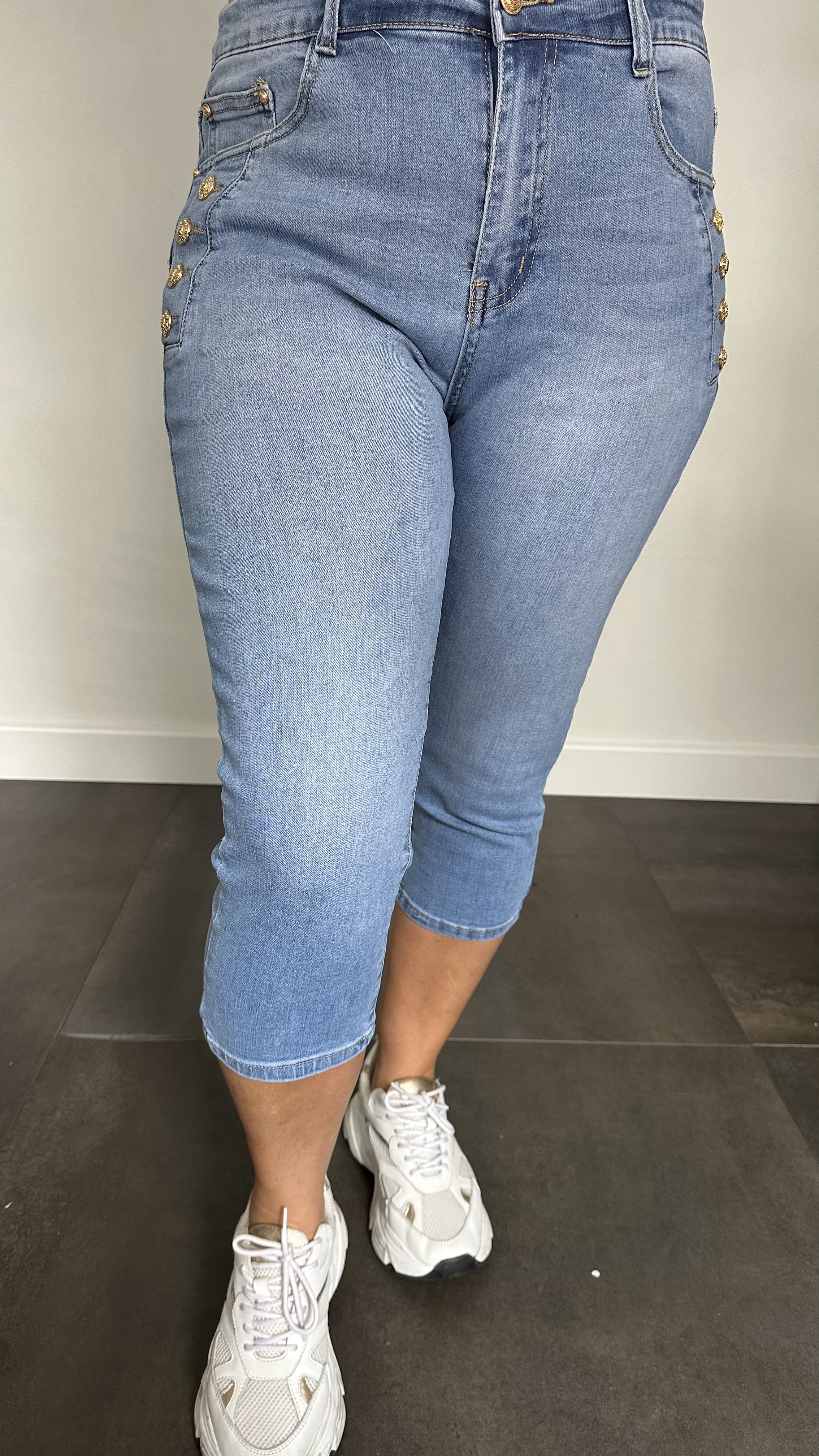 Capri stretch jeans met knopen langs de zak