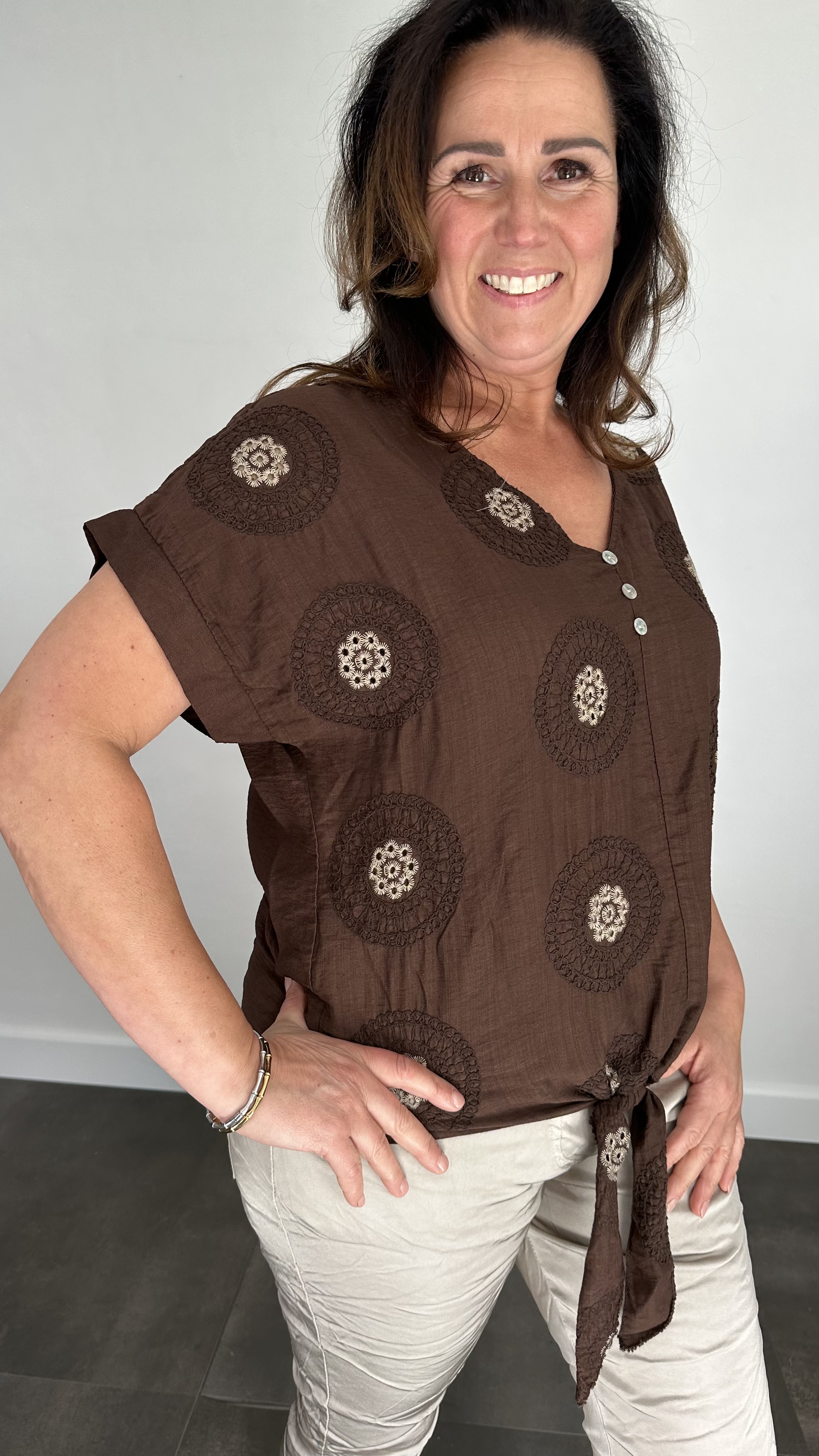 Top met knoop geborduurd bruin