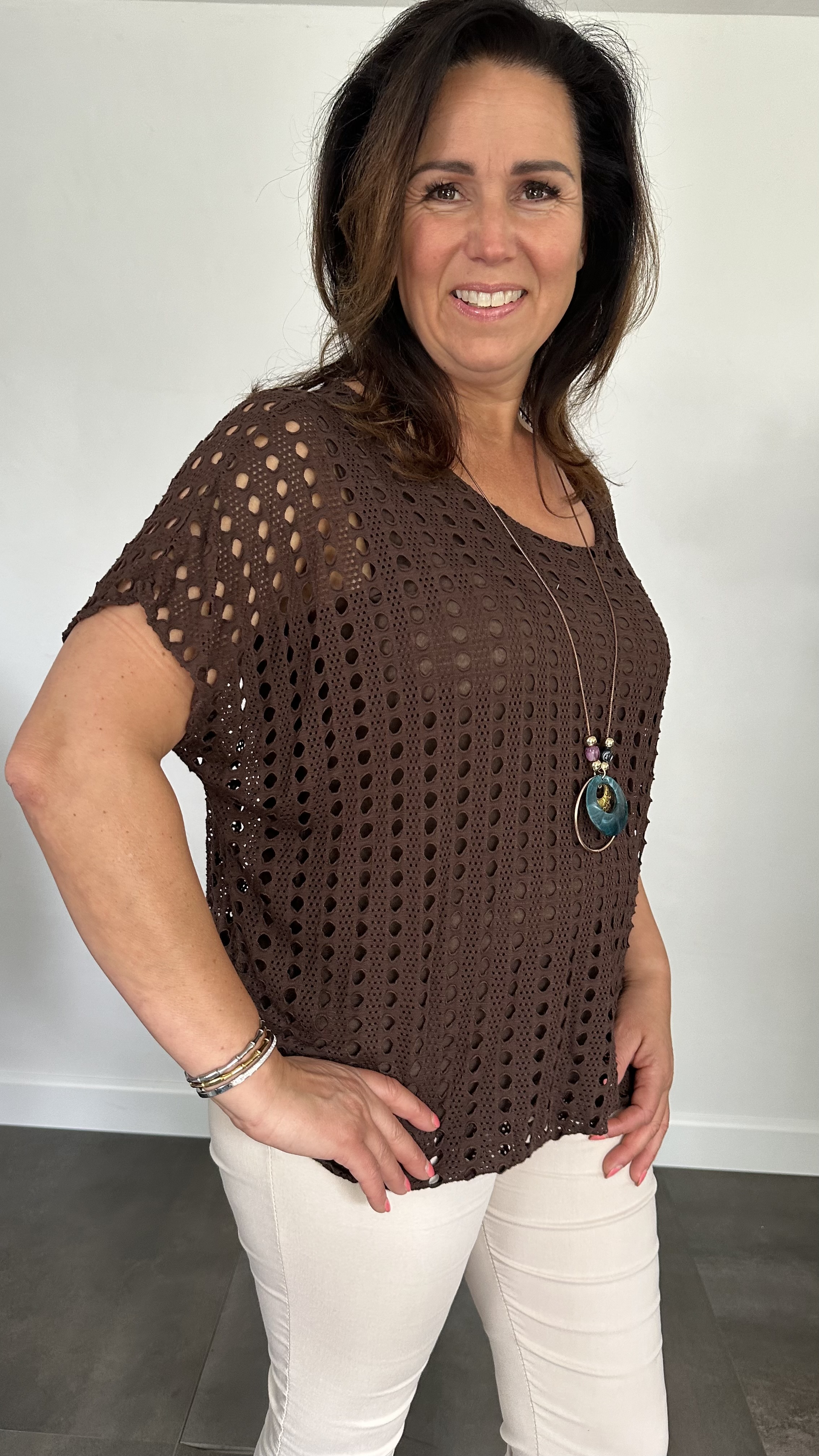 Shirt Lara met ketting donker bruin