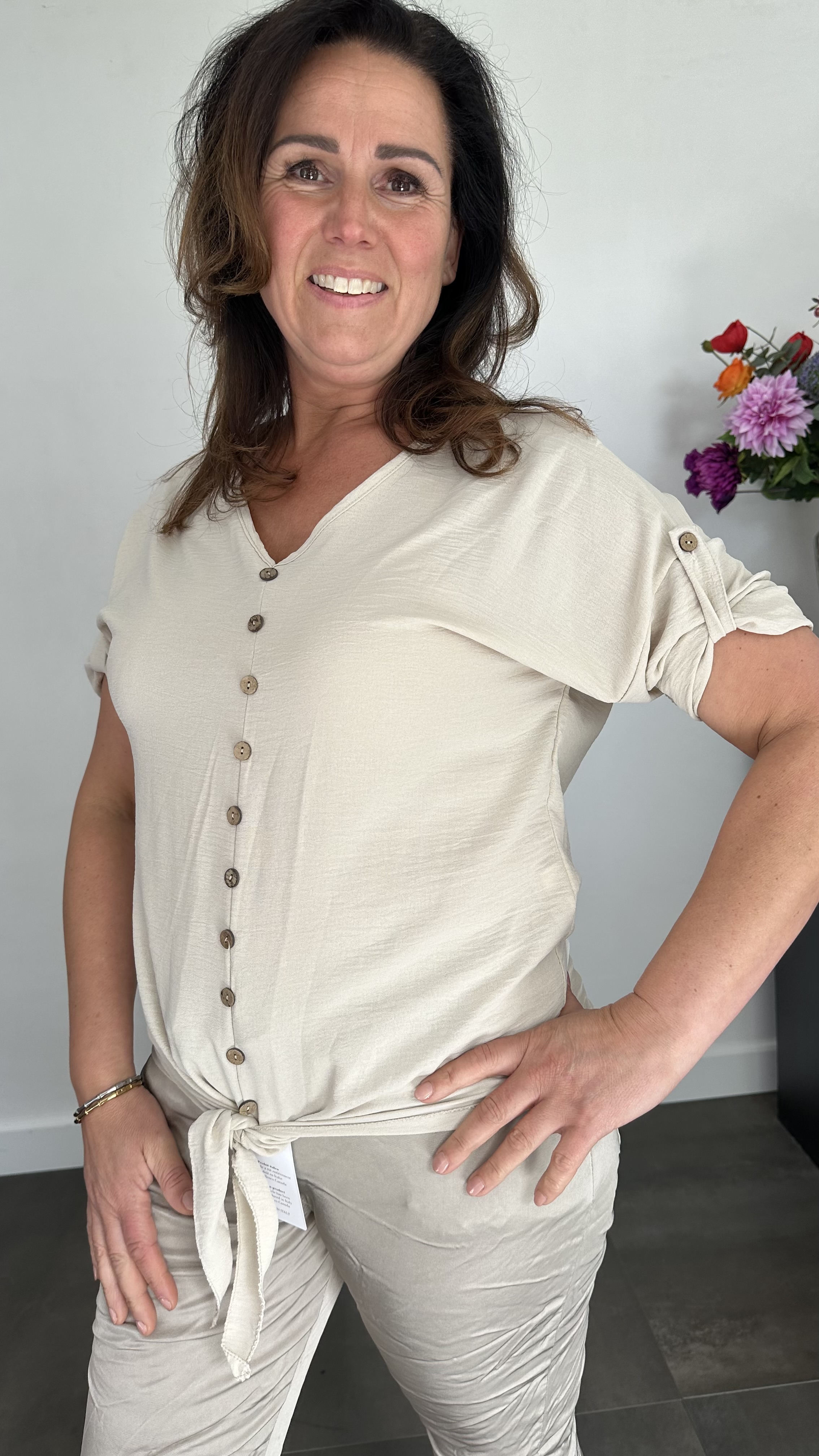Blouse tessy met knoop zand