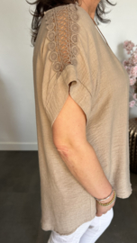 Shirt Nora kant +ketting Taupe