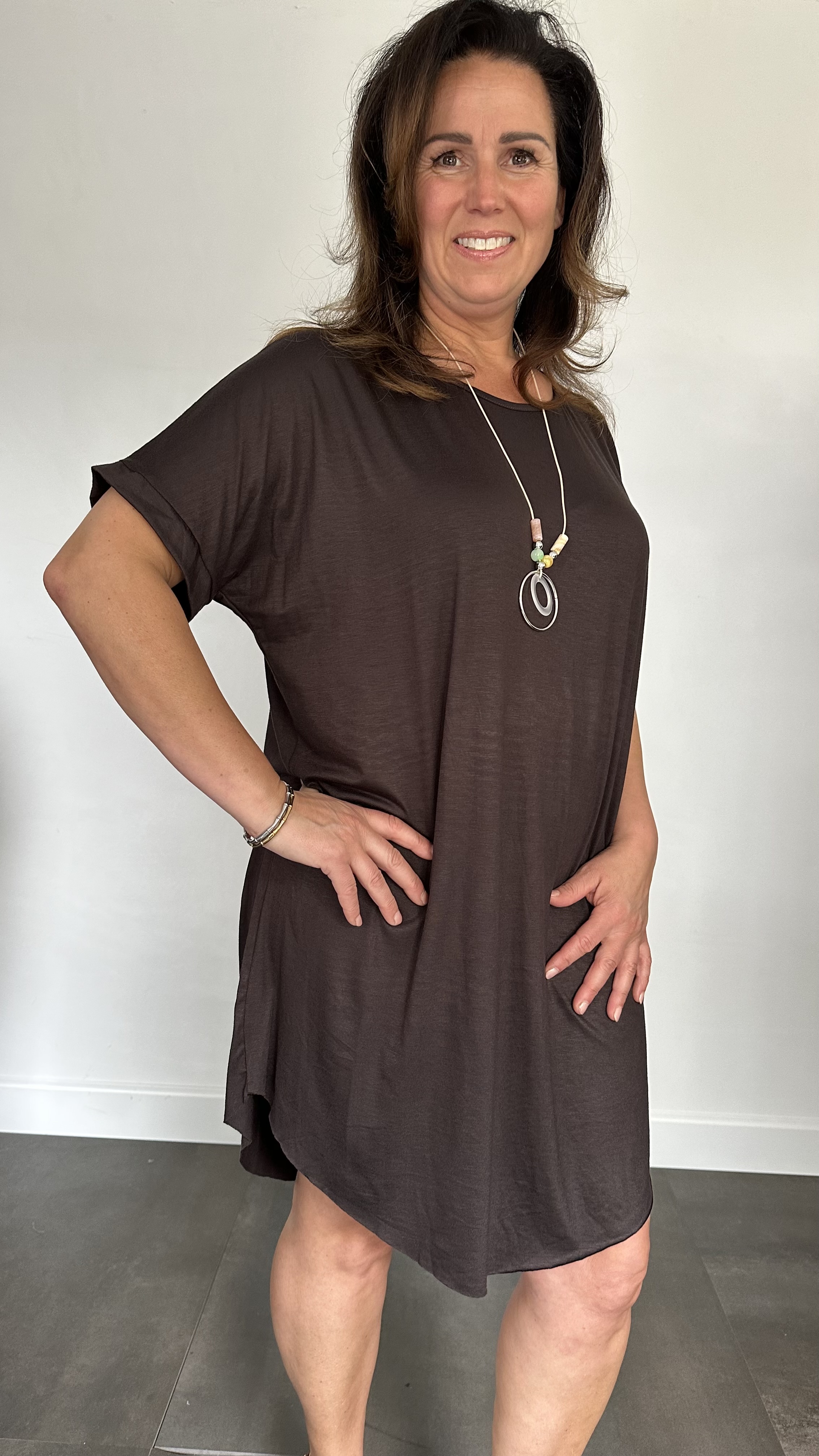 T-shirtjurk met ketting bruin
