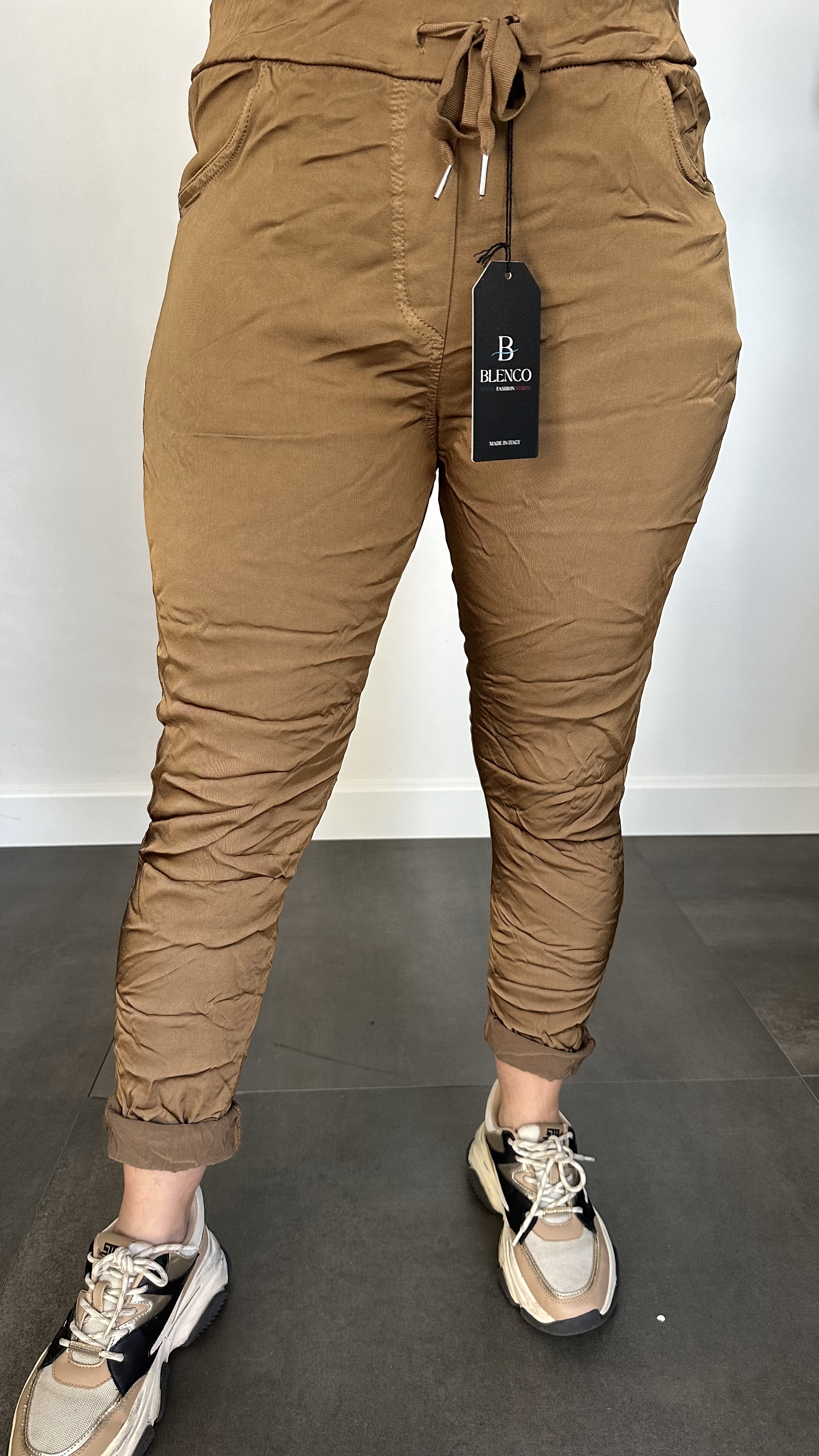 Joggjeans met glans cognac