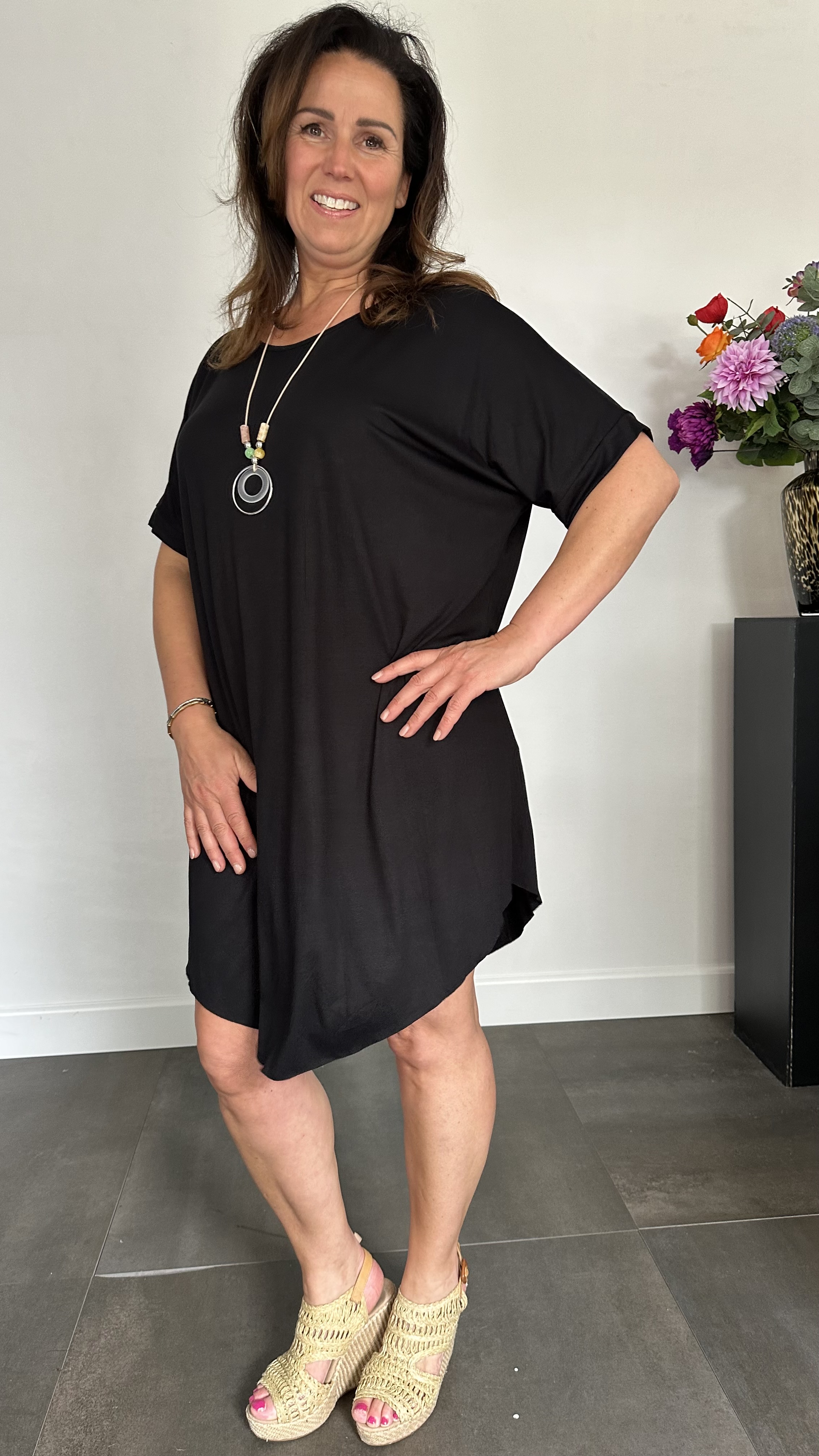 T-shirtjurk met ketting zwart