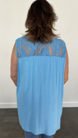 Top met kant en broderie turquoise