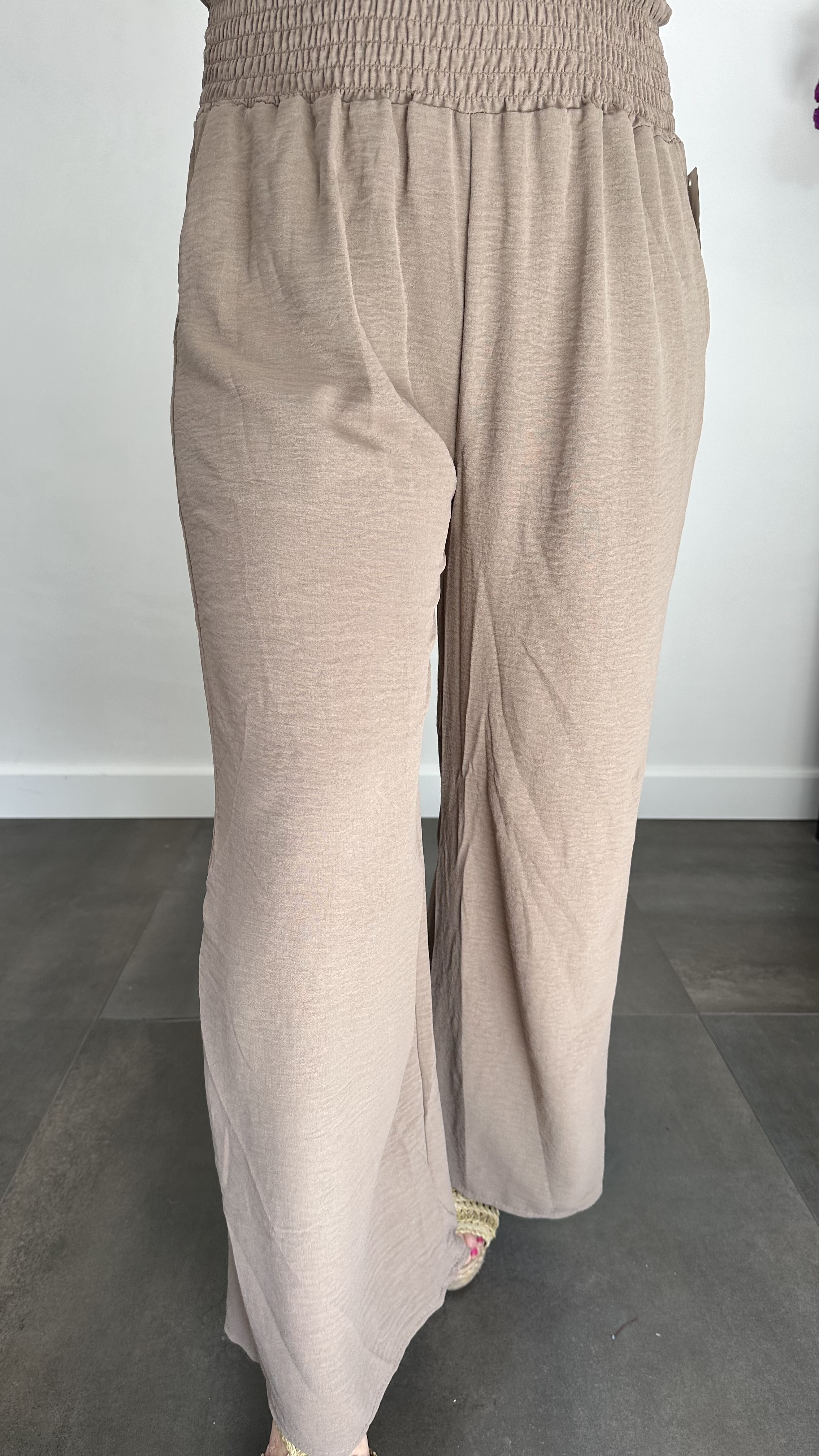 Crepe broek met gesmokte tailleband taupe