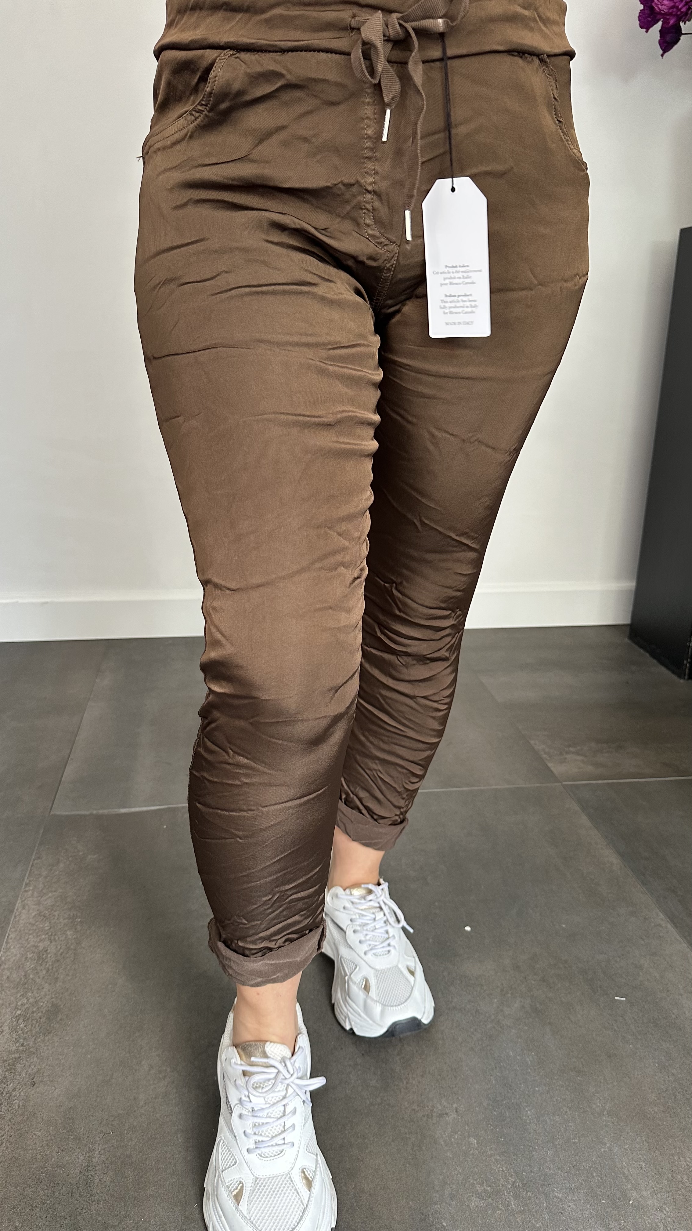 Joggjeans met glans donker bruin
