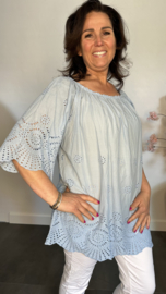 Broderie top Aurora ijsblauw