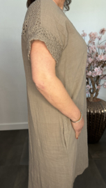 Linnenlook jurk met gehaakt kant Taupe