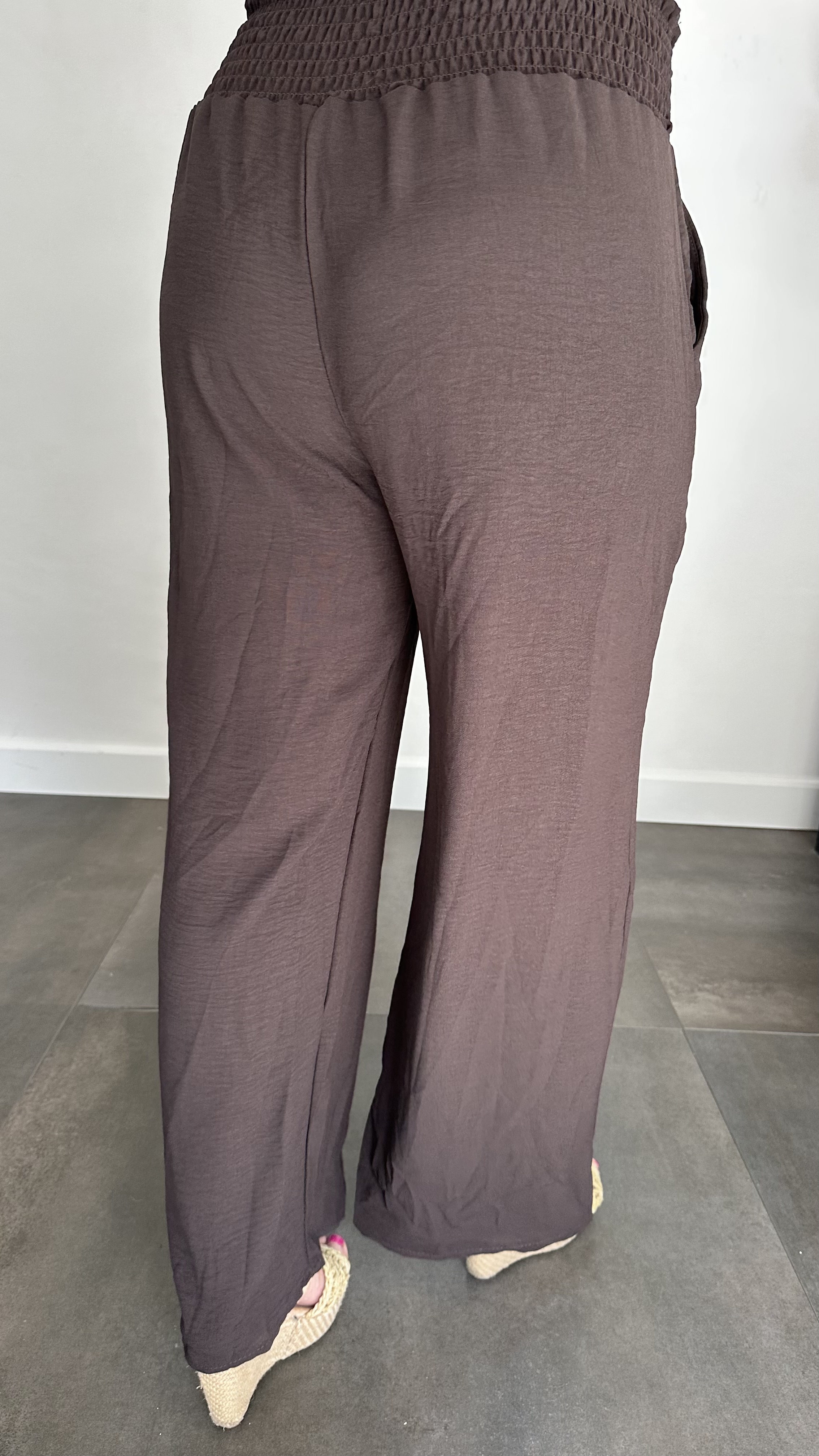Crepe broek met gesmokte tailleband donker bruin