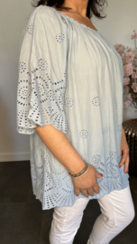Broderie top Aurora ijsblauw