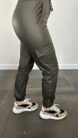 Lederlook CARGO joggjeans met elastiek army SALE/ACTIE