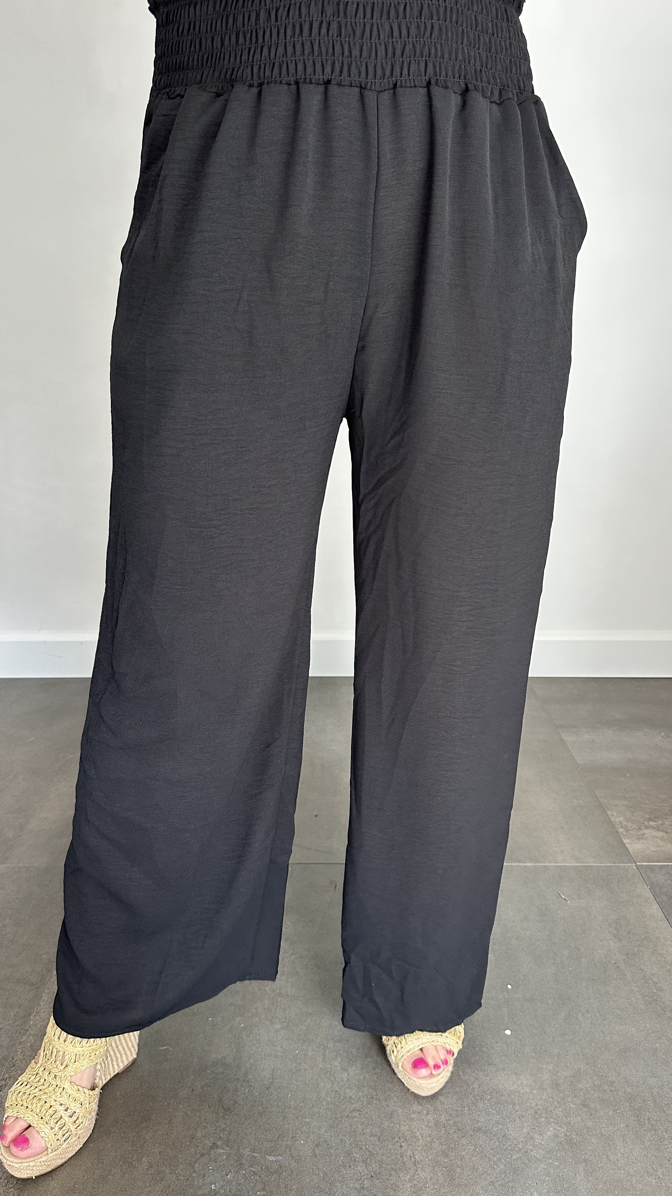 Crepe broek met gesmokte tailleband zwart