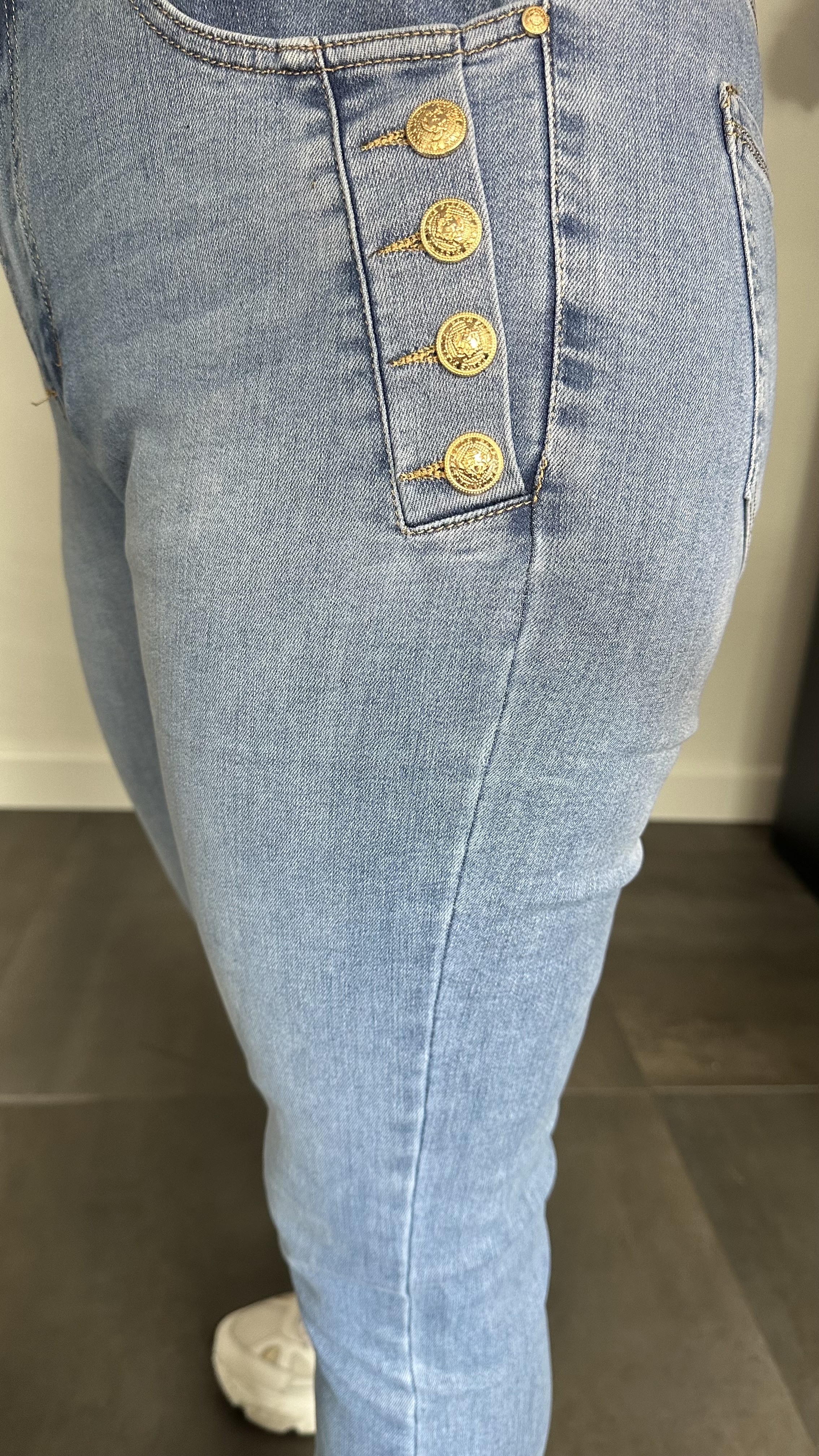 Capri stretch jeans met knopen langs de zak