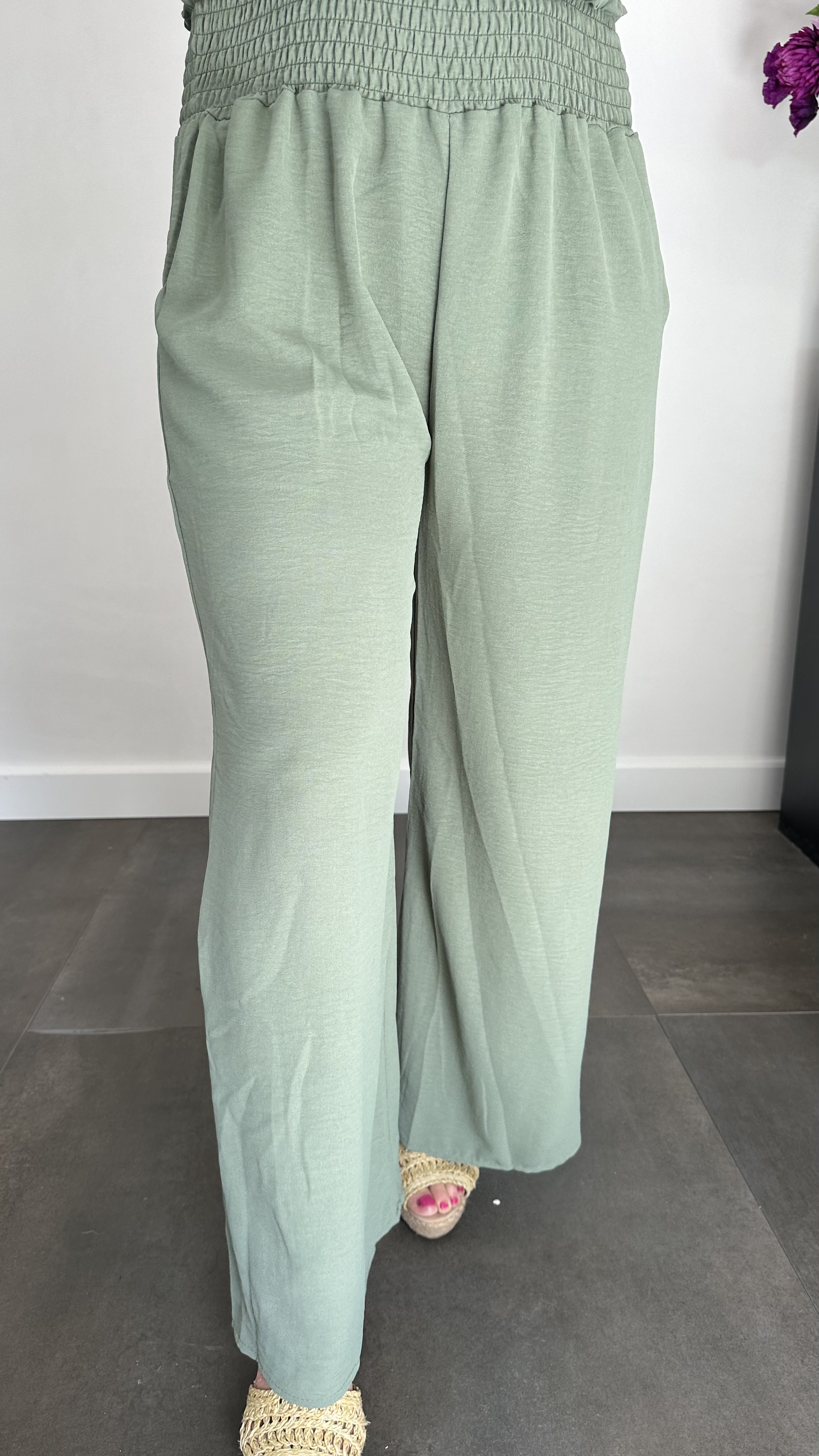 Crepe broek met gesmokte tailleband army