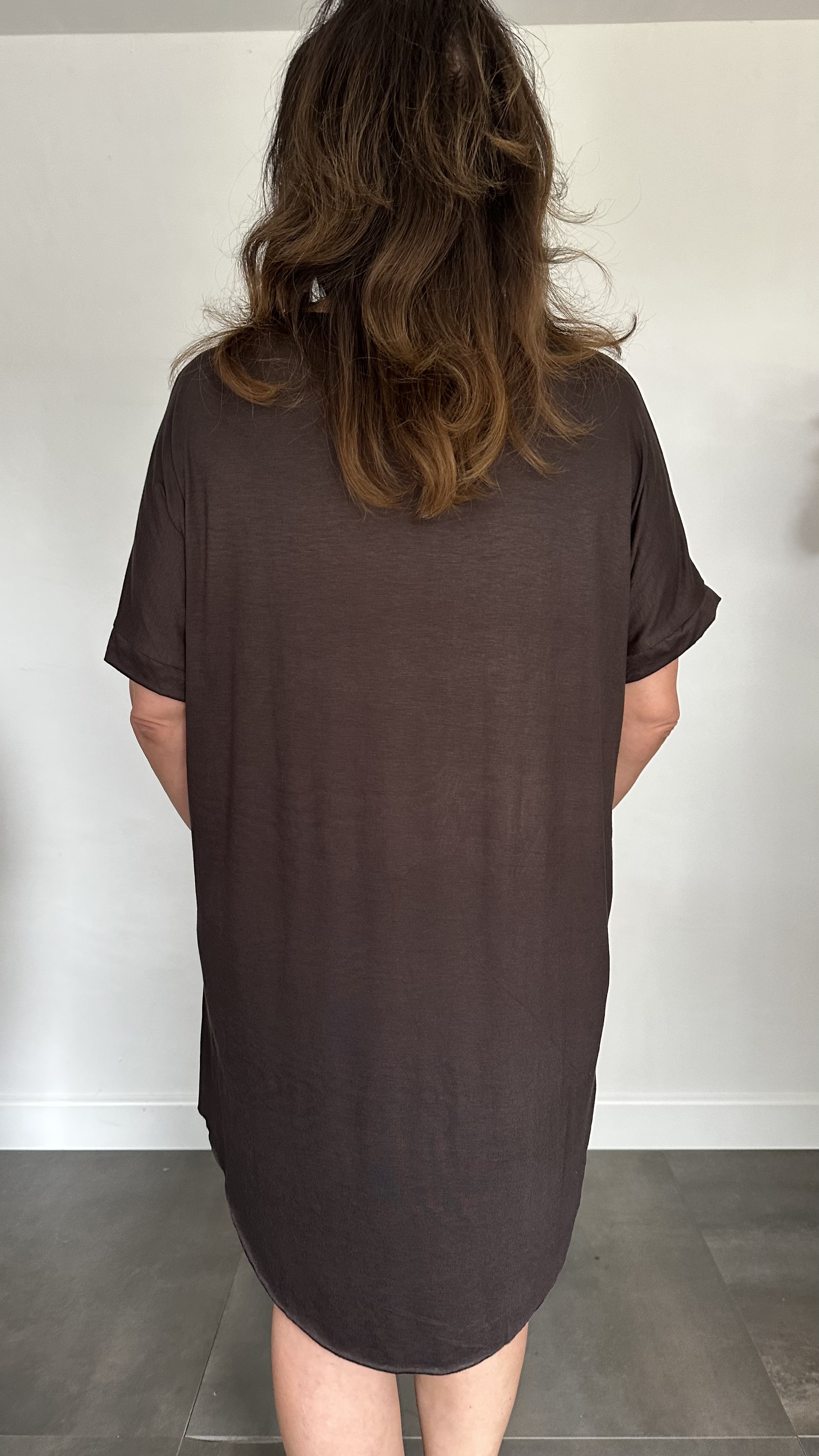 T-shirtjurk met ketting bruin