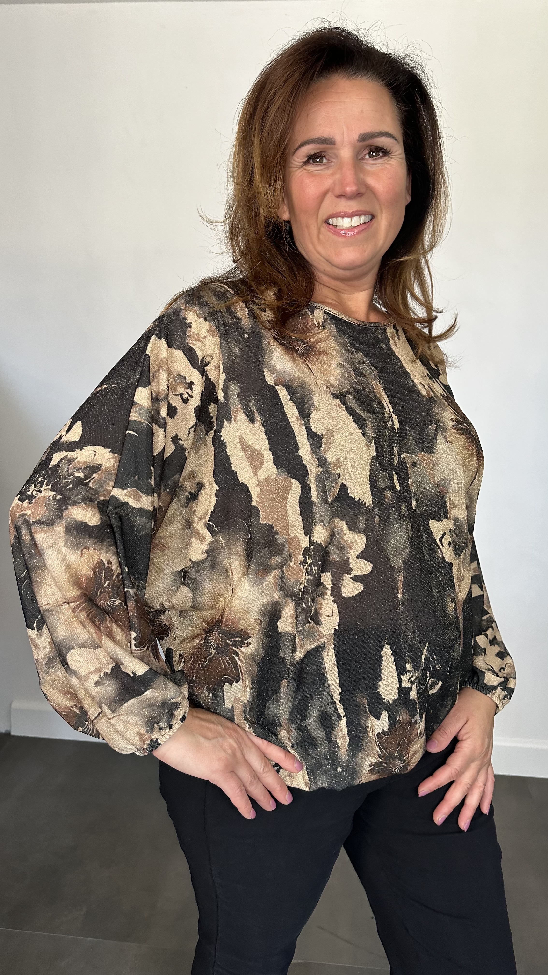 Top met elastiek marble flower zwart/bruin