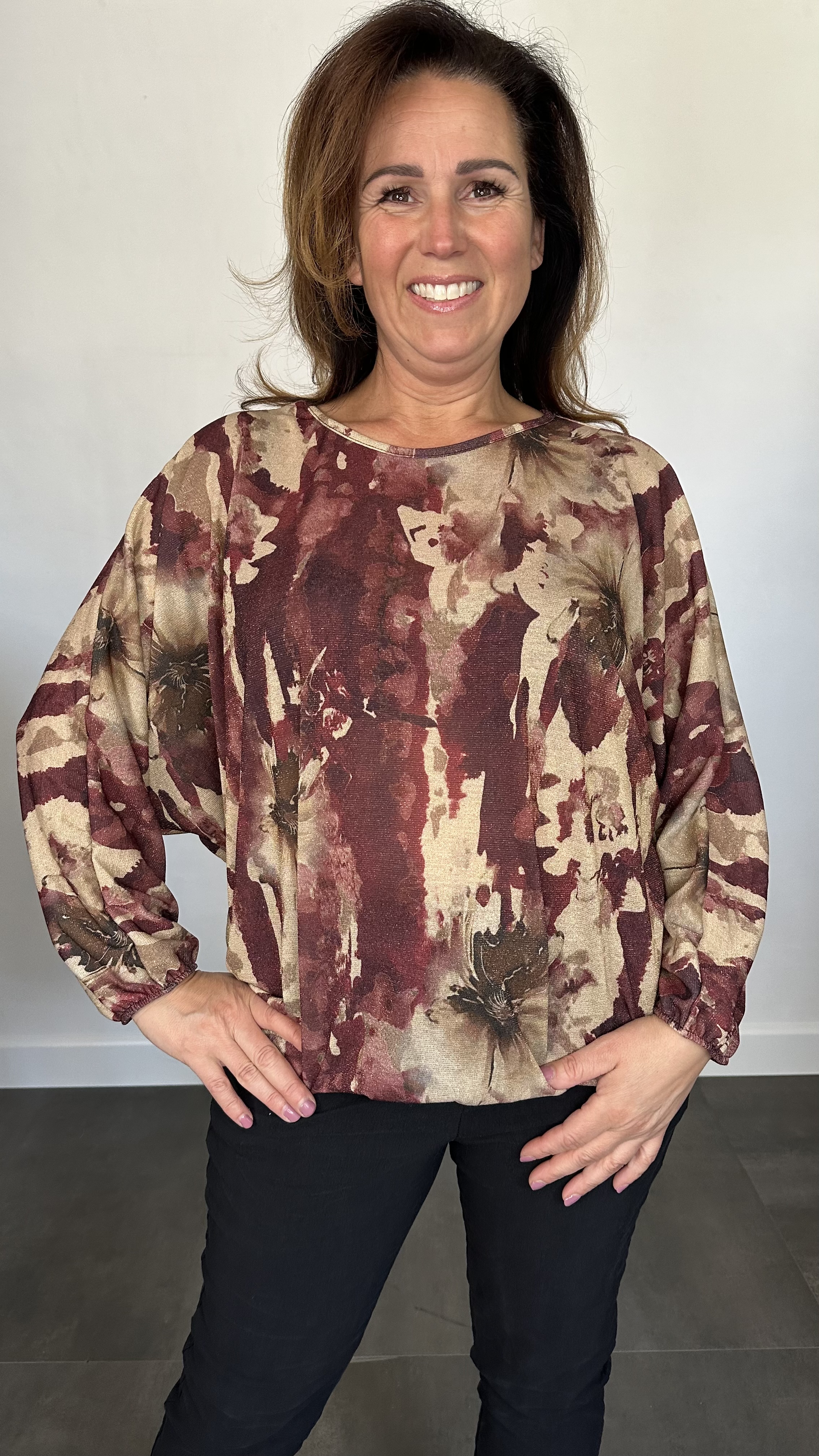 Glitter top met elastiek marble flower bordeaux/bruin