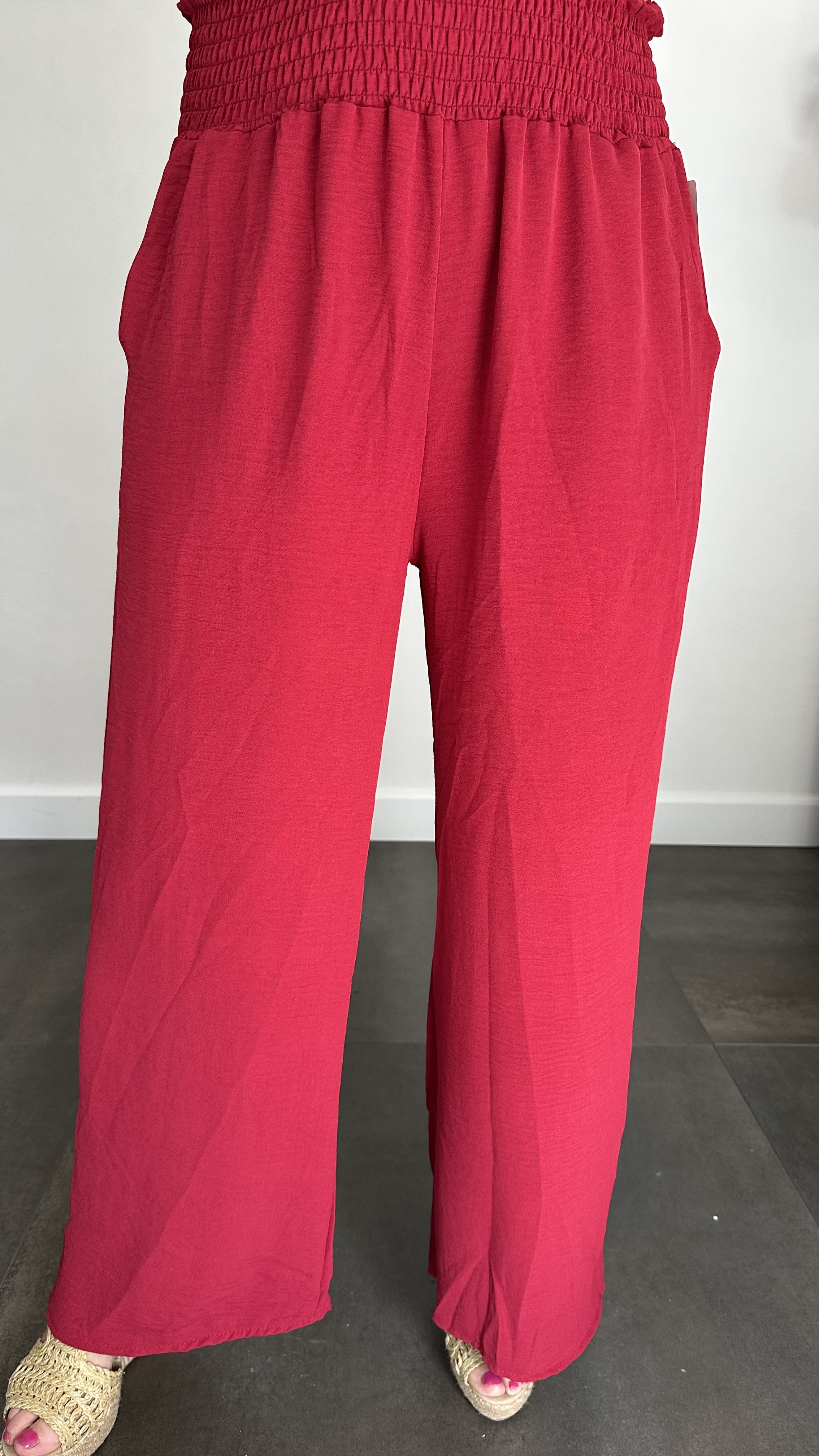 Crepe broek met gesmokte tailleband bordeaux