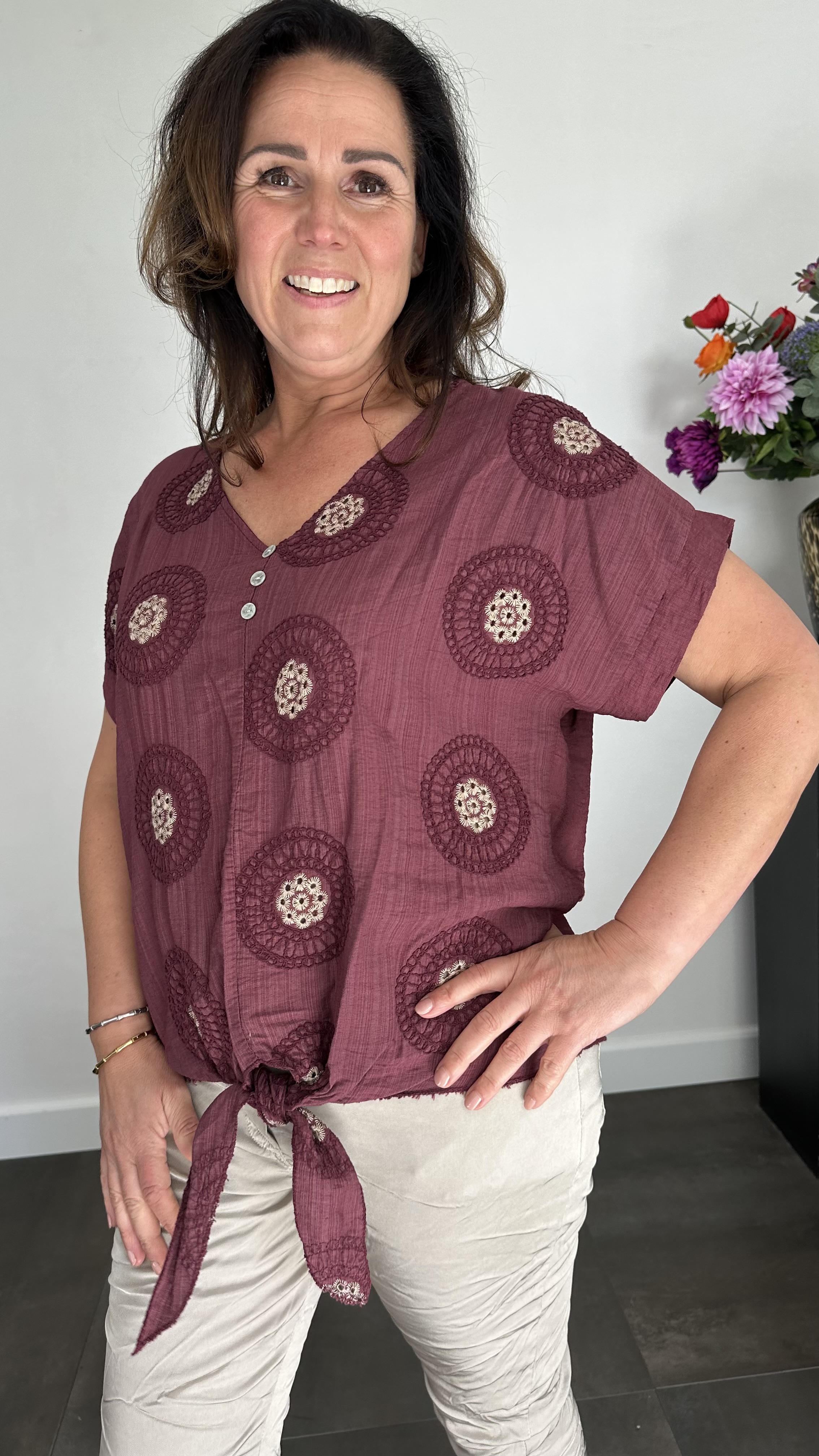 Top met knoop geborduurd aubergine