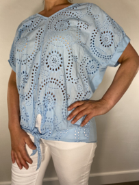 Opengewerkte blouse met knoop licht blauw SALE