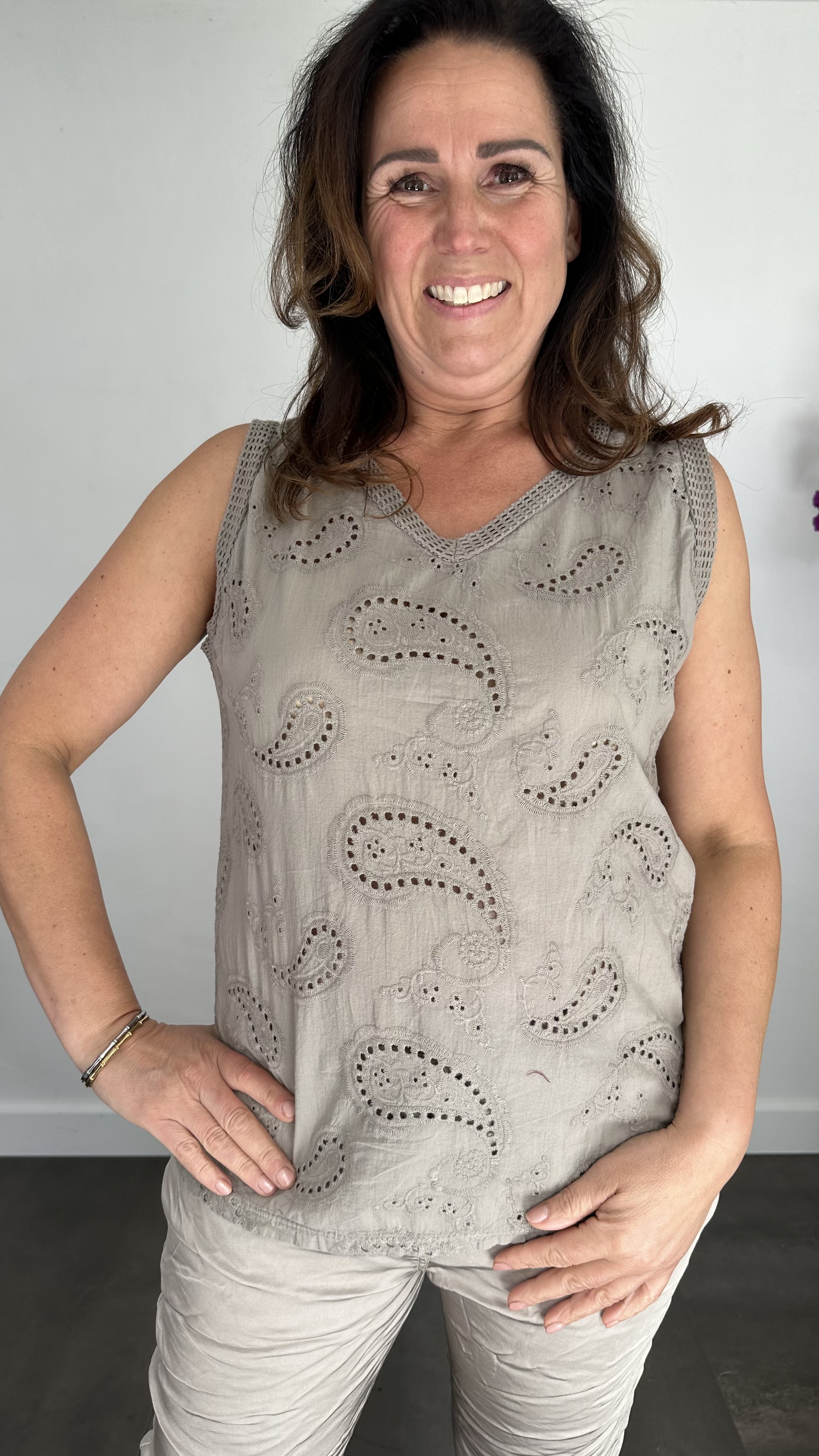 Mouwloze top broderie taupe