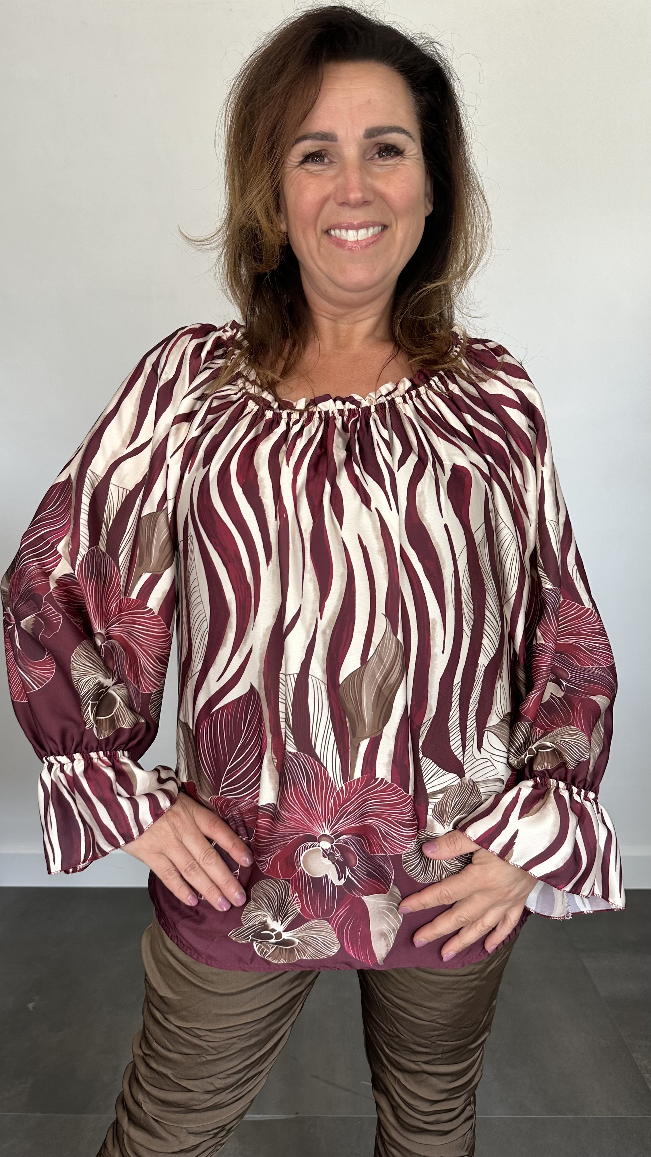 Satijnen blouse zebra/flowers bordeaux