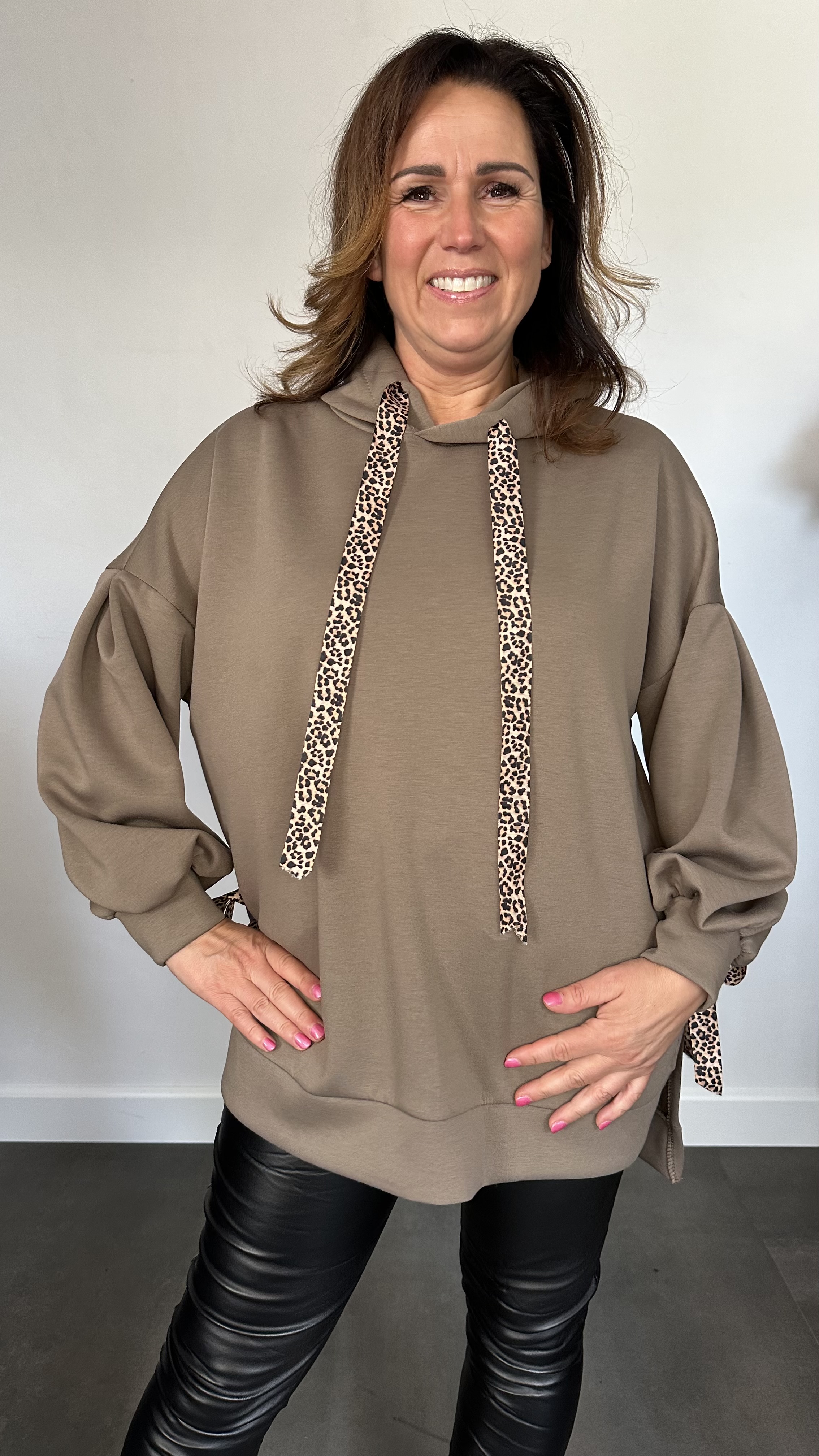 Sweater met capuchon en panter strikken taupe