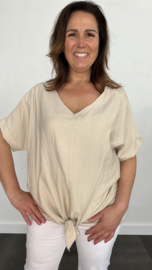 Top met gehaakt detail op de rug zand