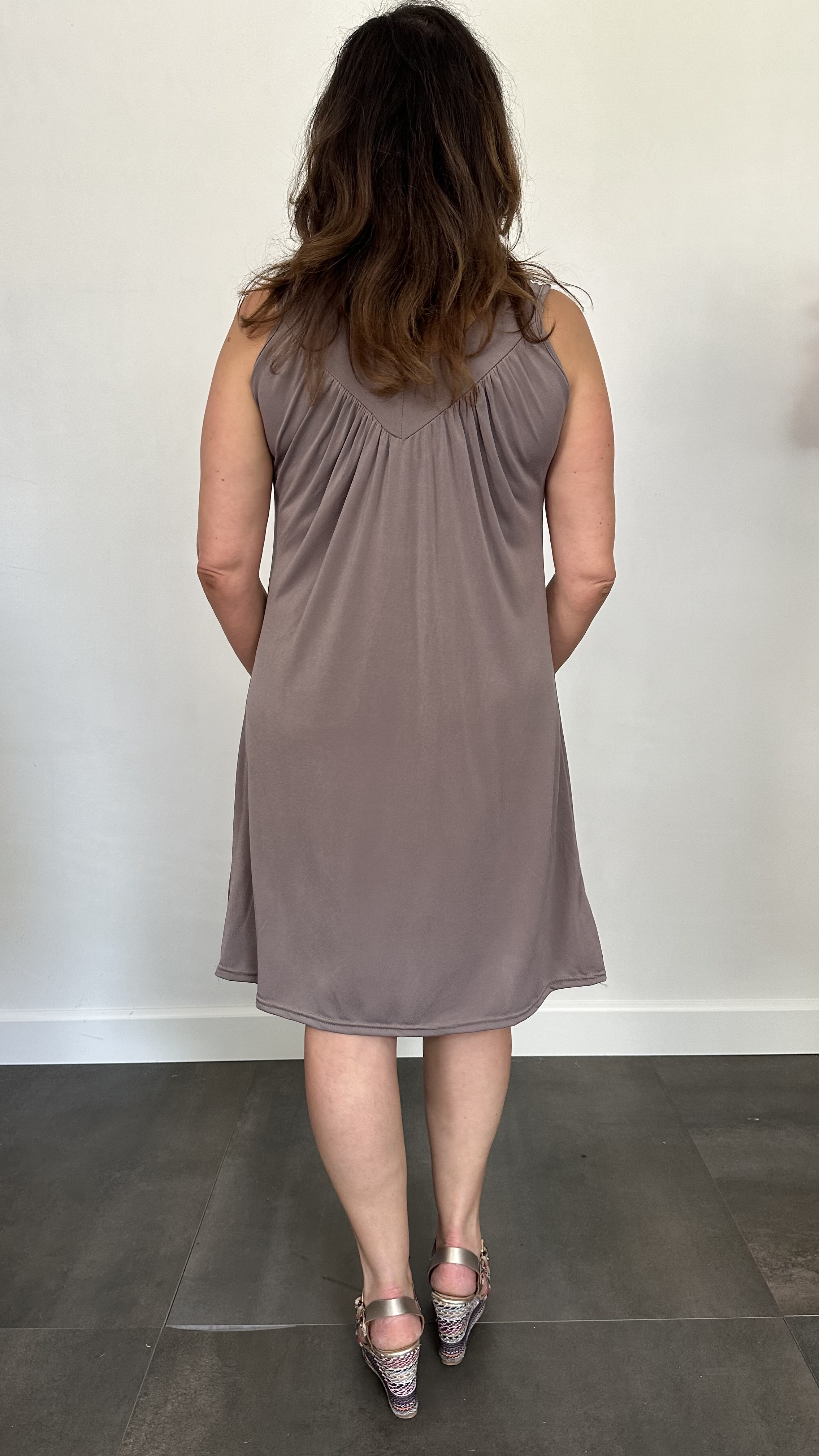Jurkje met V-hals taupe