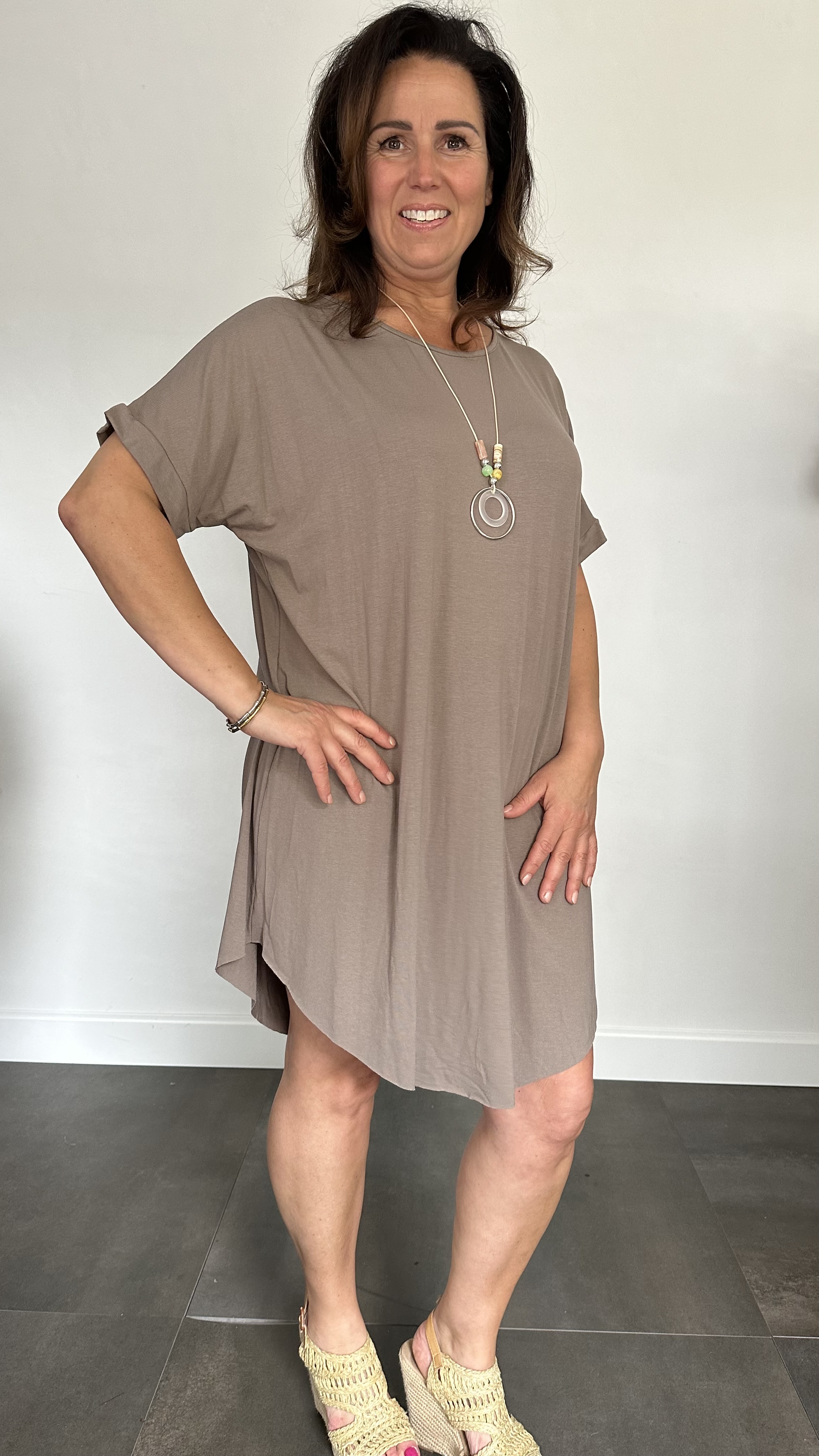 T-shirtjurk met ketting taupe