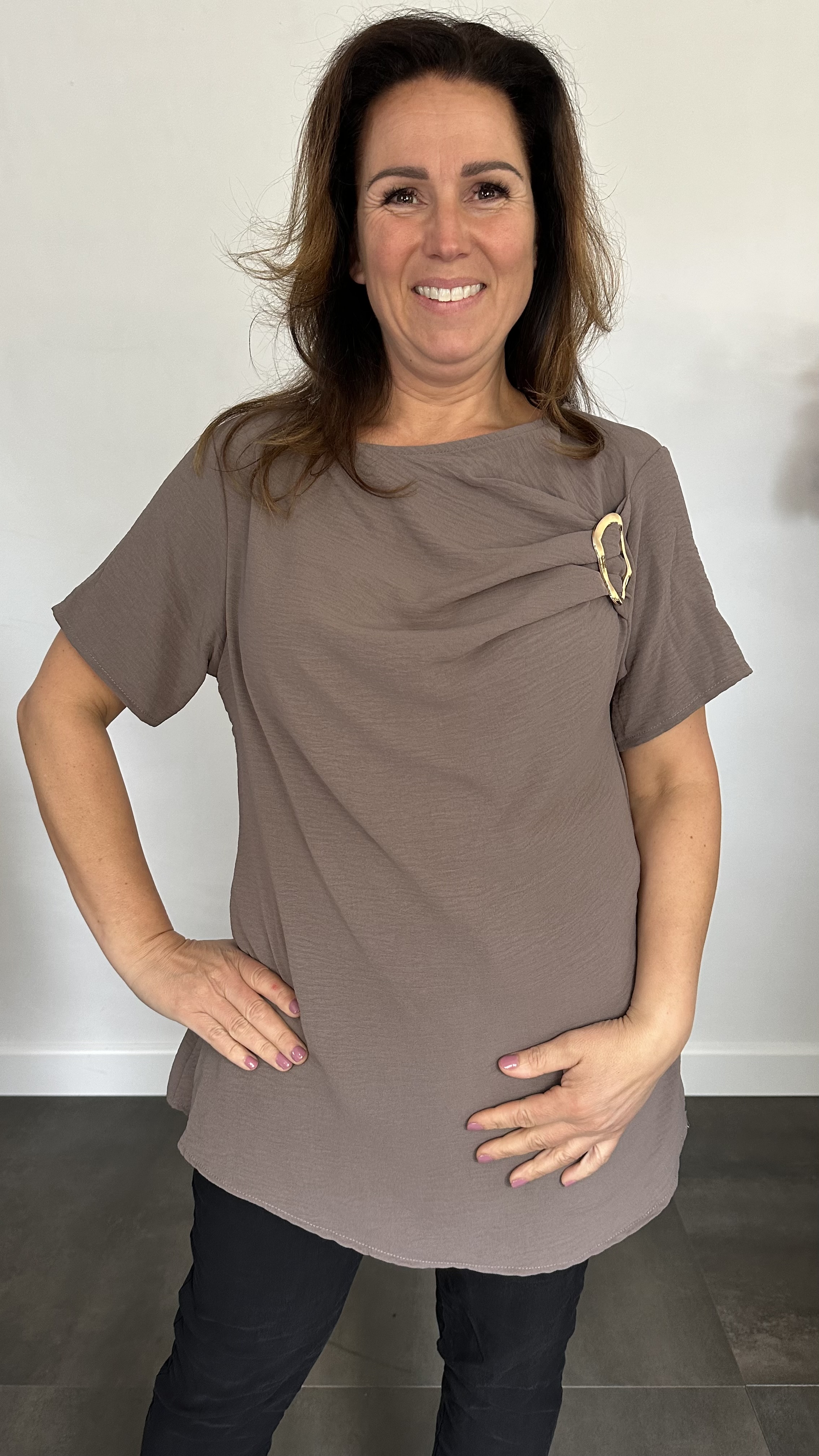 Crepe shirt met gesp taupe