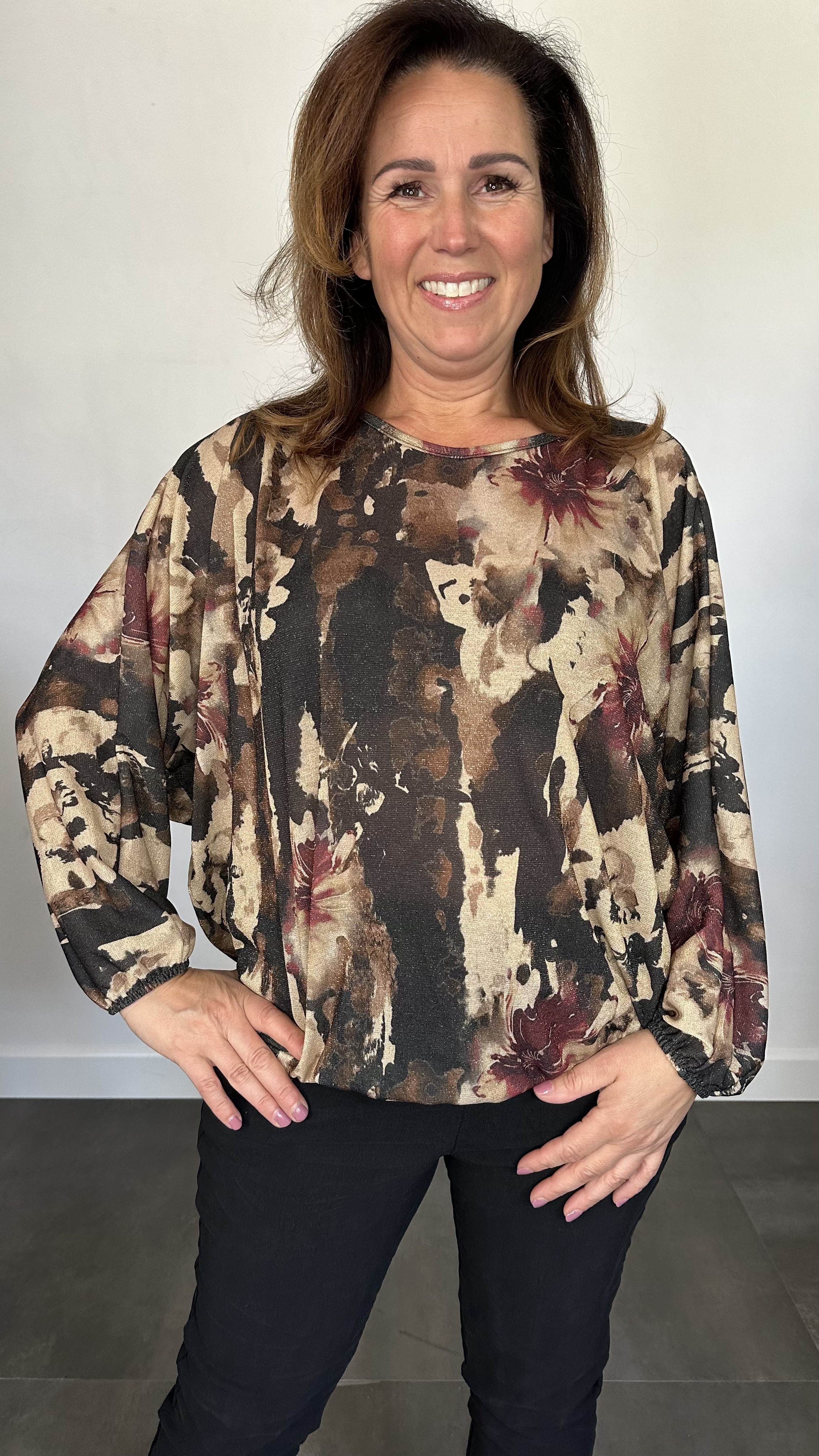 Top met elastiek marble flower zwart/ bordeaux