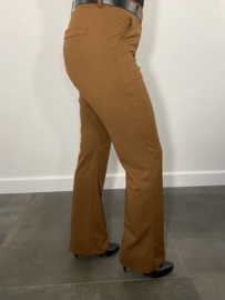 Flared pantalon met wijde pijp en riem cognac
