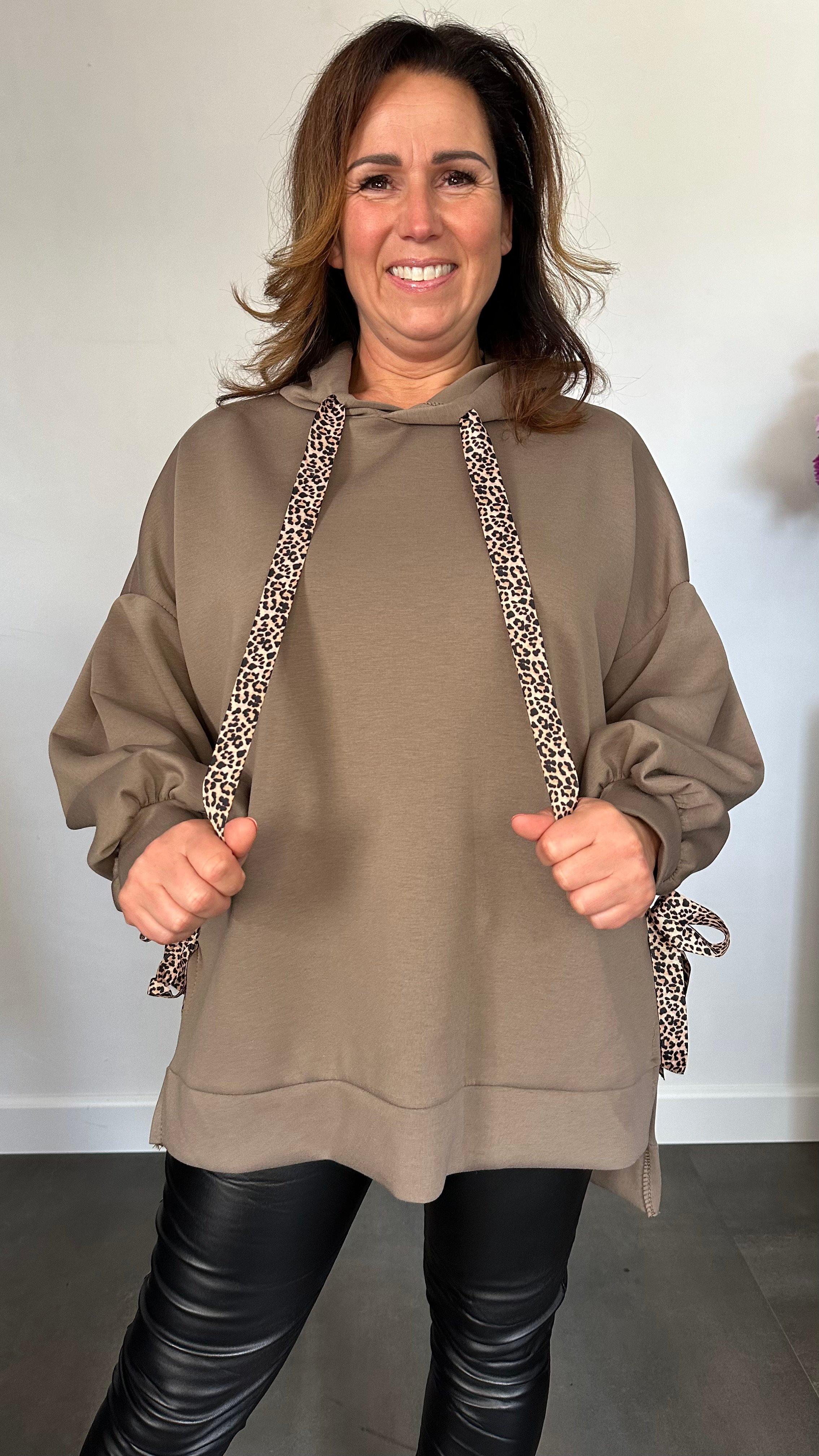 Sweater met capuchon en panter strikken taupe