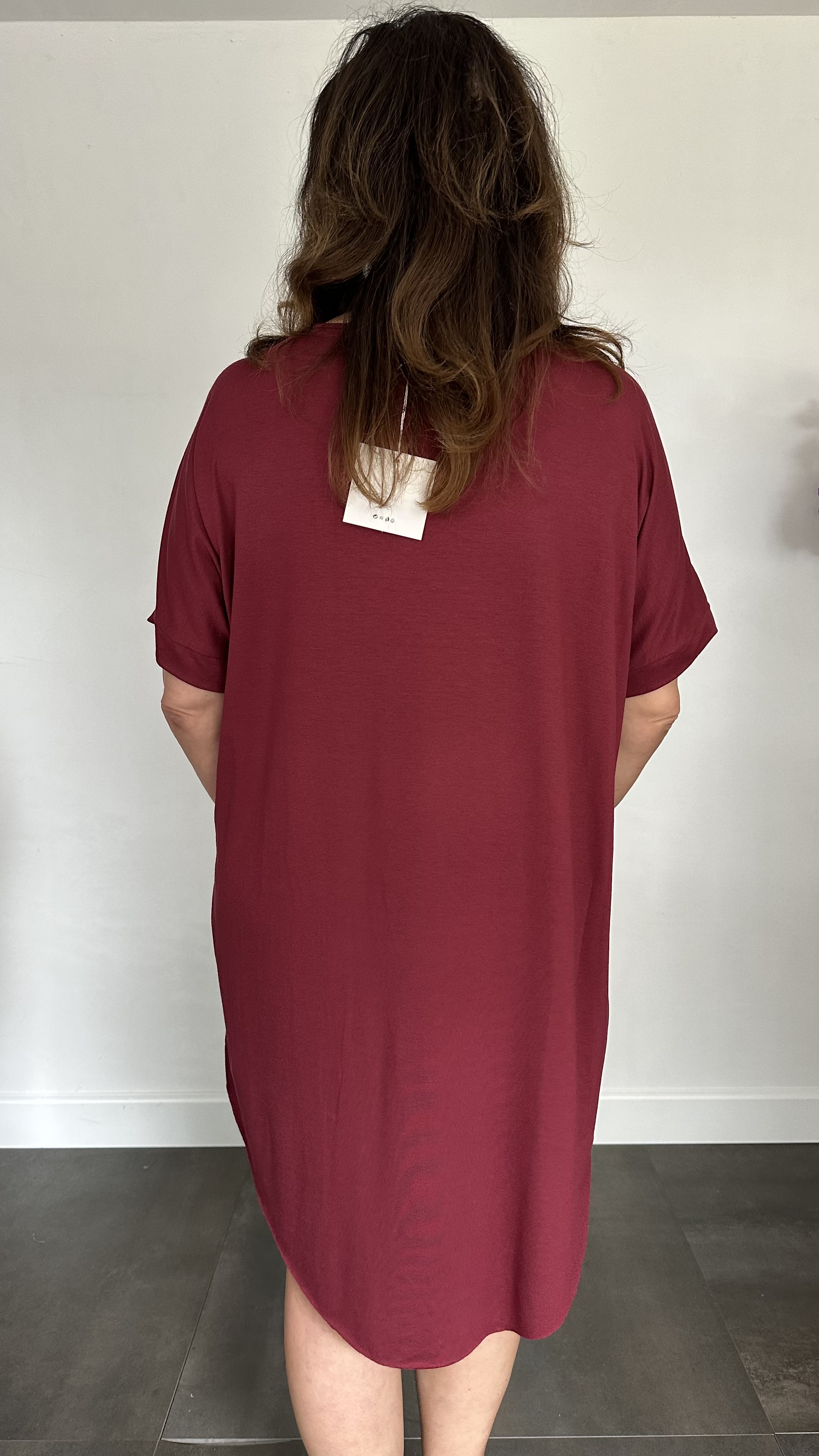T-shirtjurk met ketting wijnrood