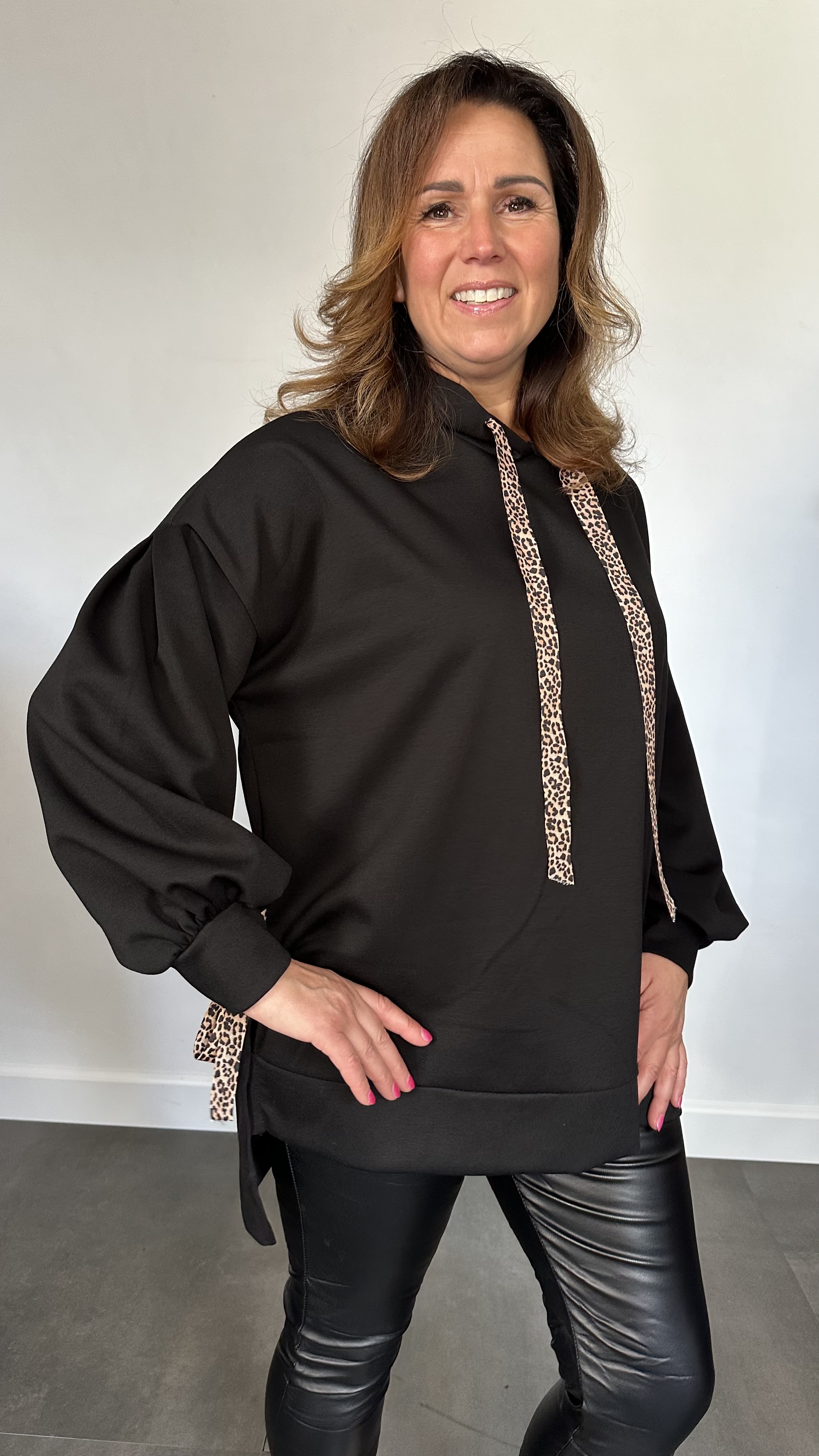 Sweater met capuchon en panter strikken zwart