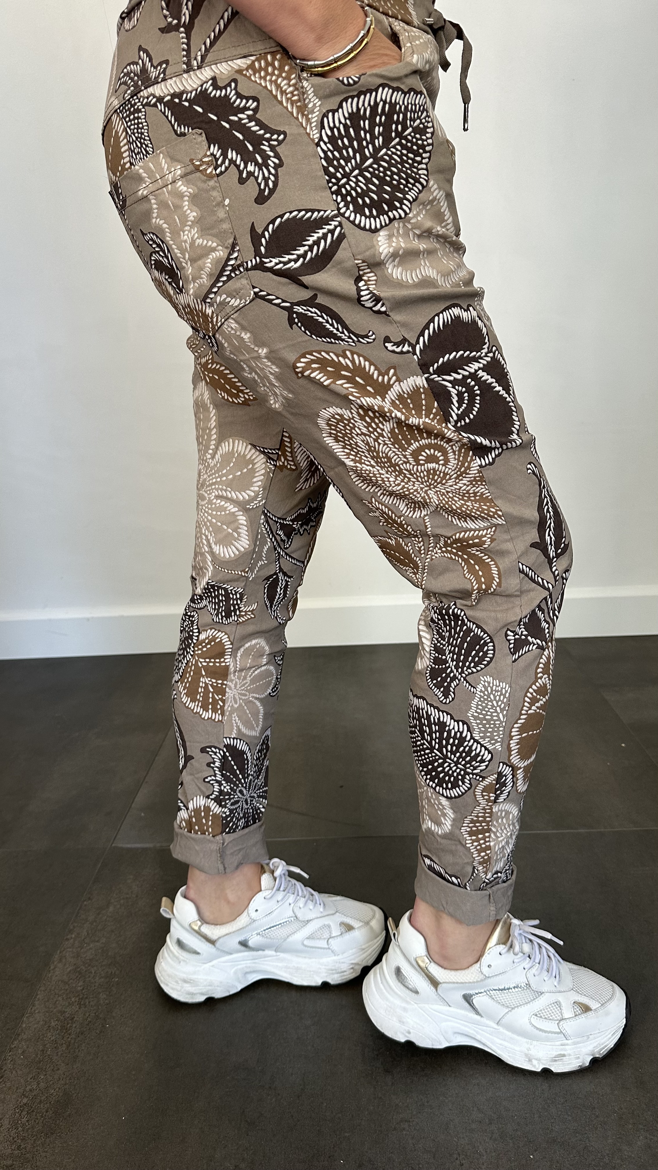 Joggjeans Feline gebloemd taupe