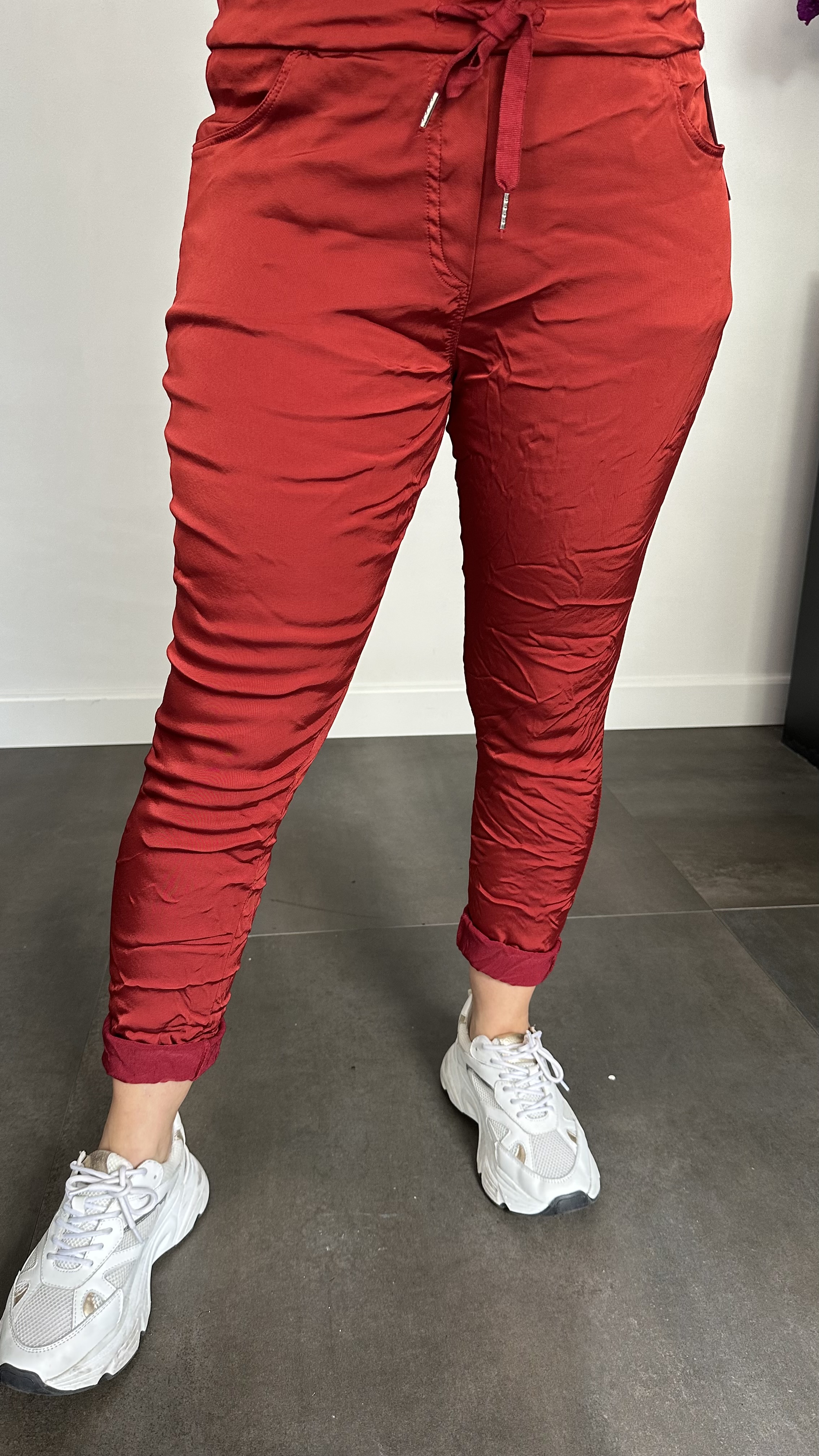 Joggjeans met glans bordeaux rood