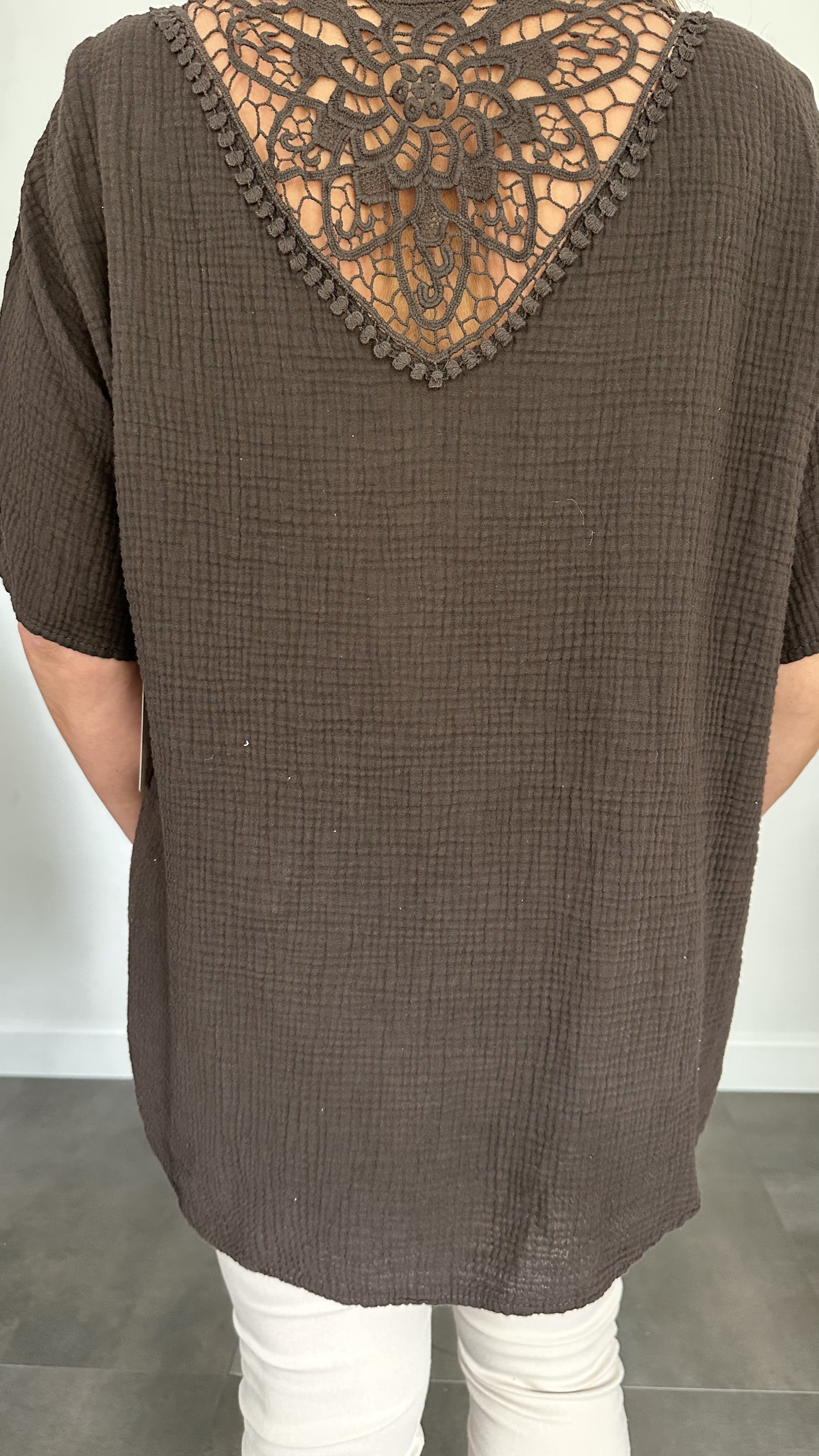 Shirt Vera met kant +SIZE donker bruin