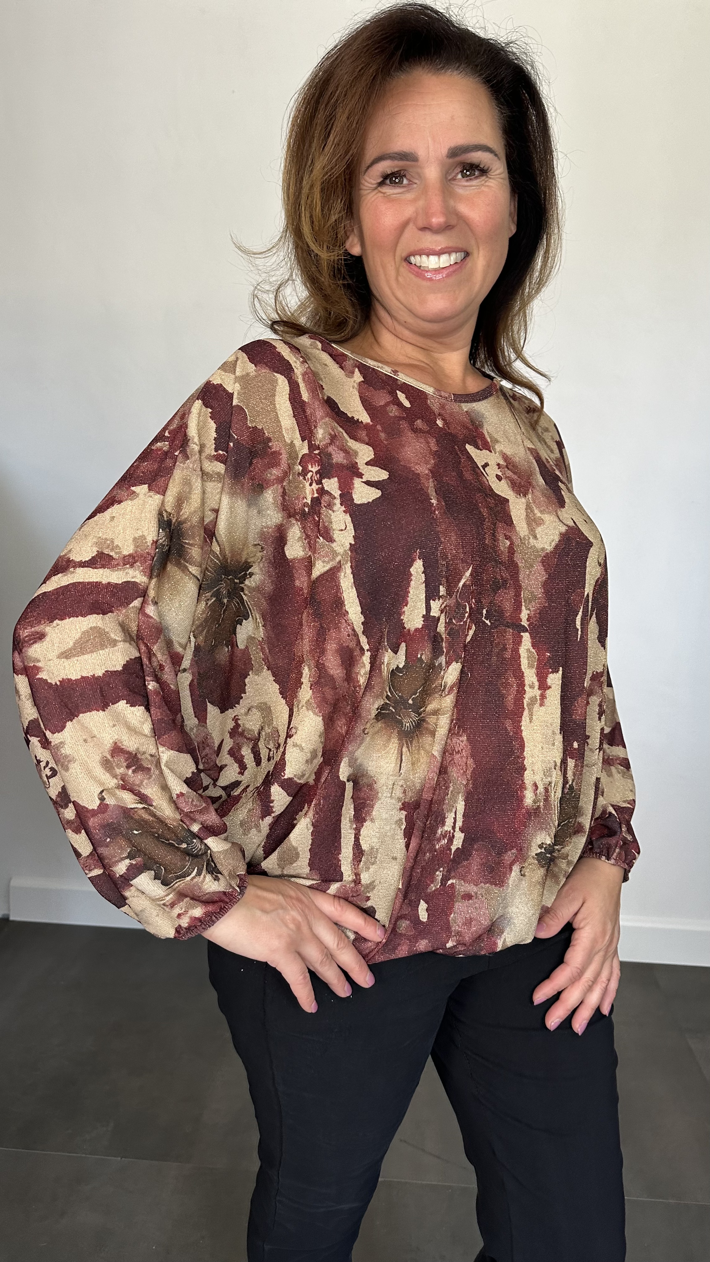 Top met elastiek marble flower bordeaux/bruin