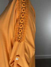 Blouse met opengewerkte 3/4 mouw oranje +size