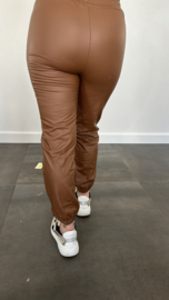 Lederlook joggjeans met elastiek cognac SALE/ACTIE