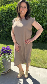 Jurk Mimi met ruche en knoopjes taupe