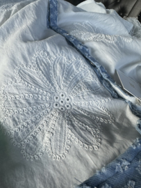 Mouwloze broderie blouse met denim kraag