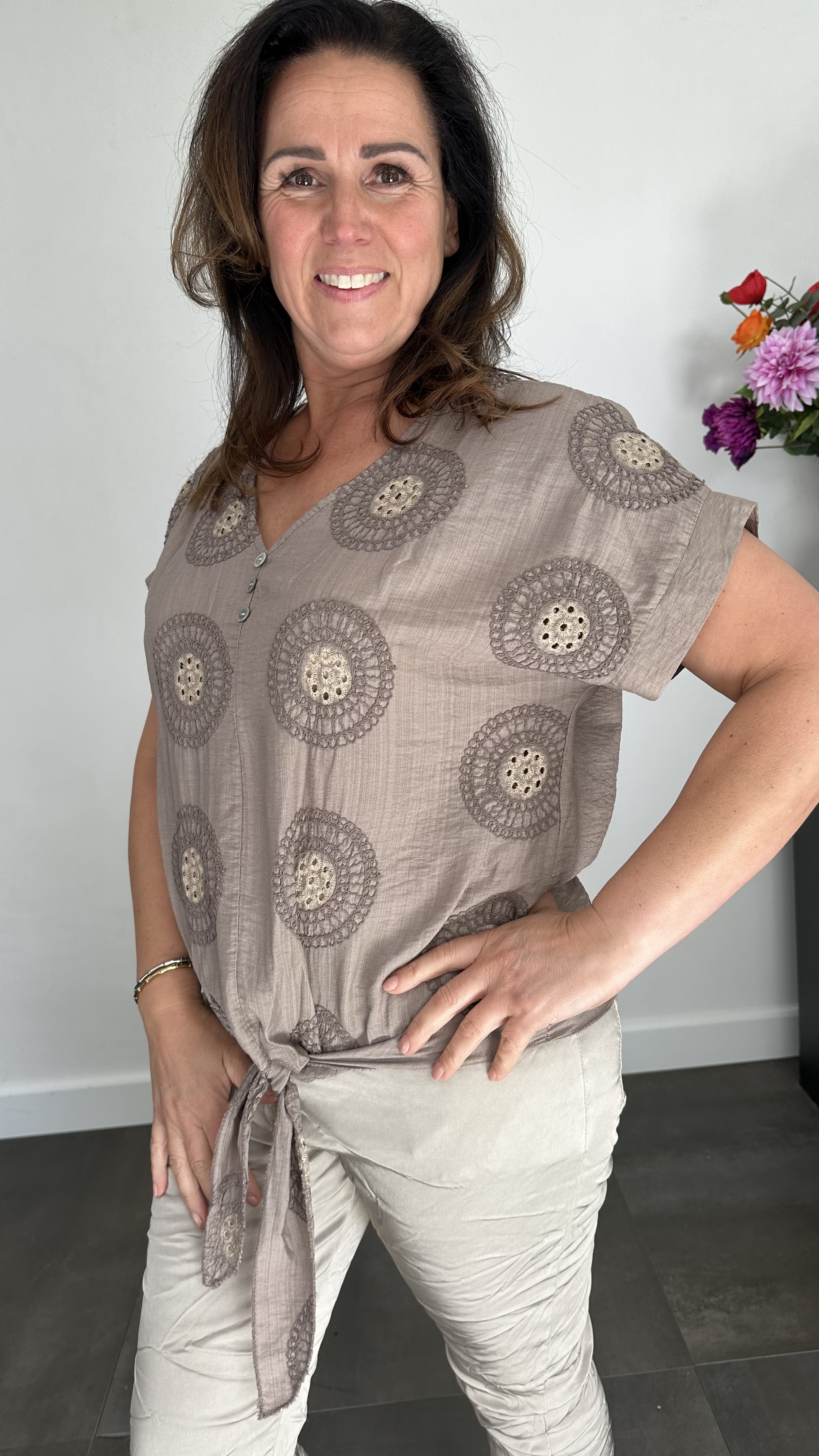 Top met knoop geborduurd taupe