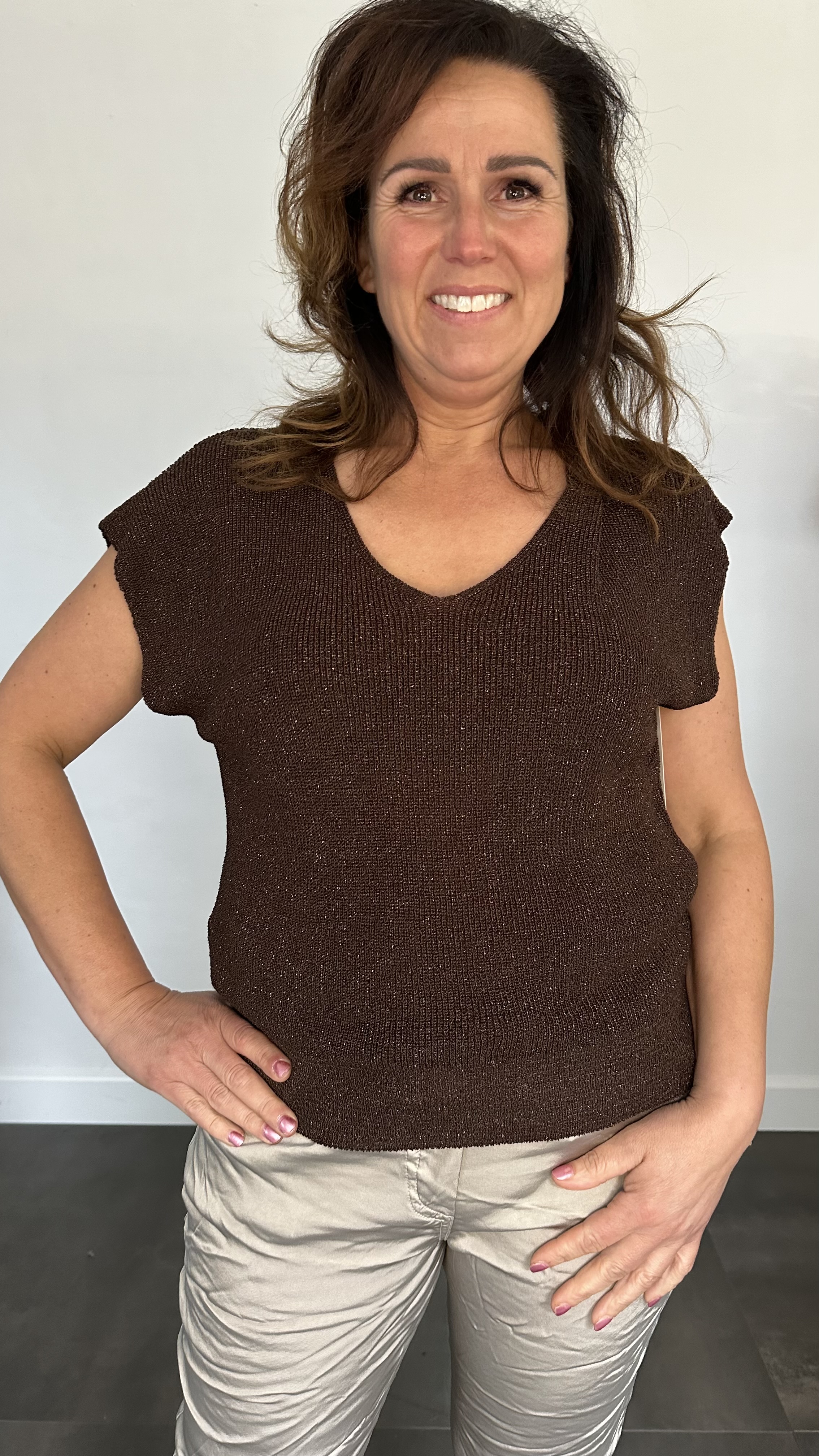 Fijn gebreid truitje met lurex donker bruin