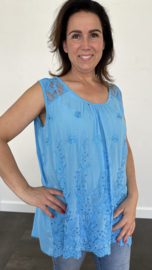 Top met kant en broderie turquoise